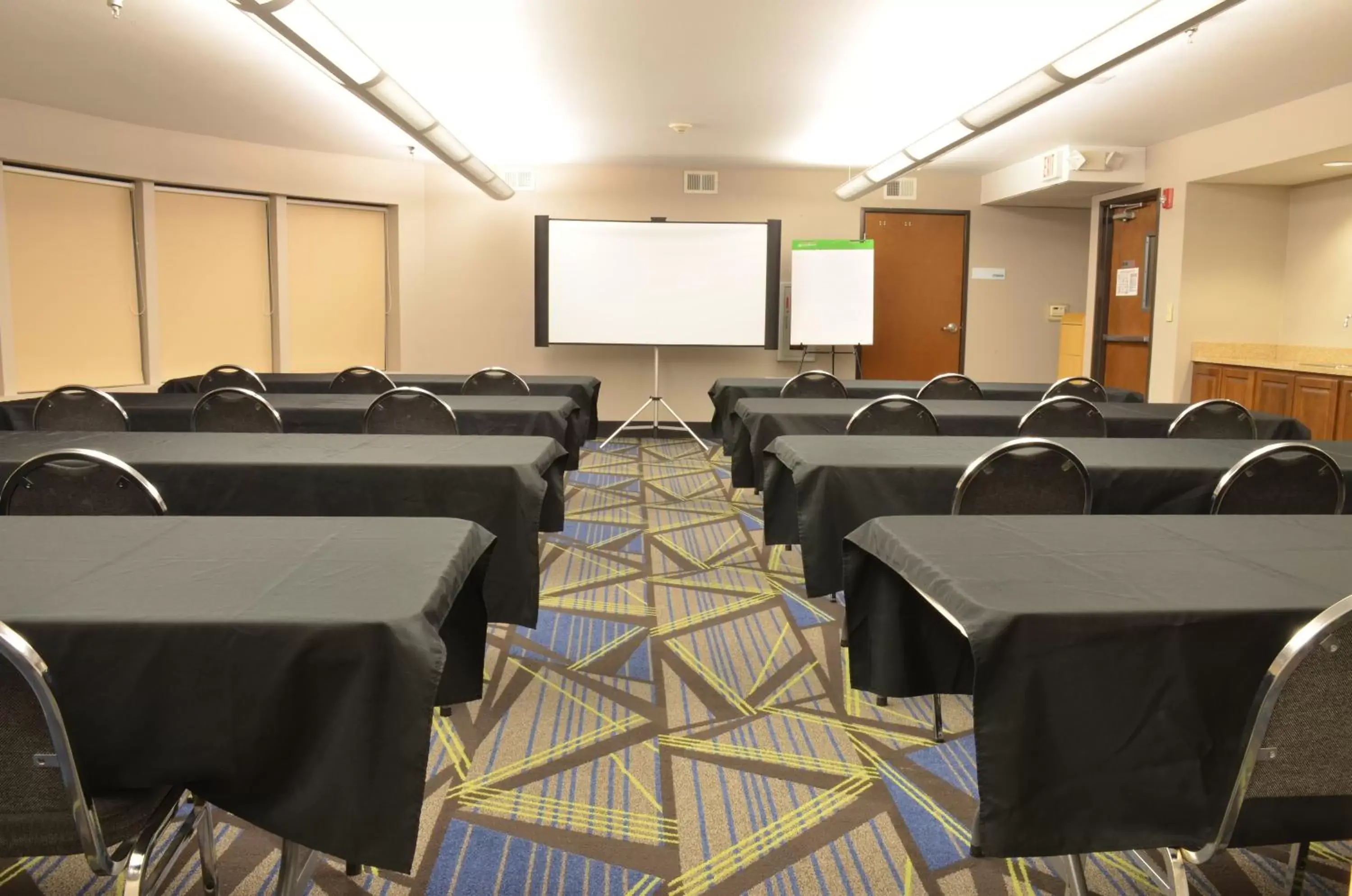Meeting/conference room in Holiday Inn Express- Waterloo/Cedar Falls, an IHG Hotel