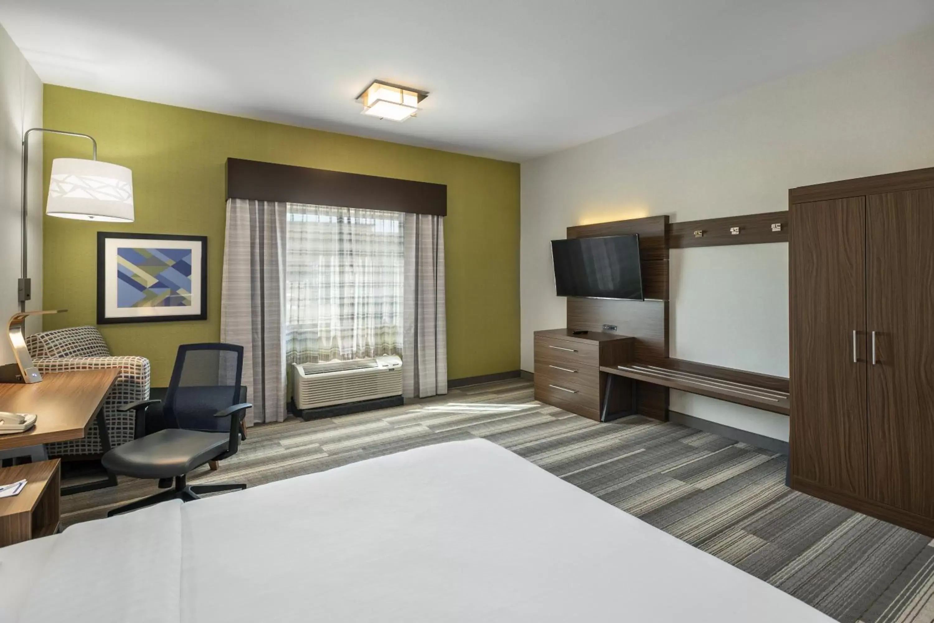 Bedroom, Bed in Holiday Inn Express & Suites Medicine Hat, an IHG Hotel