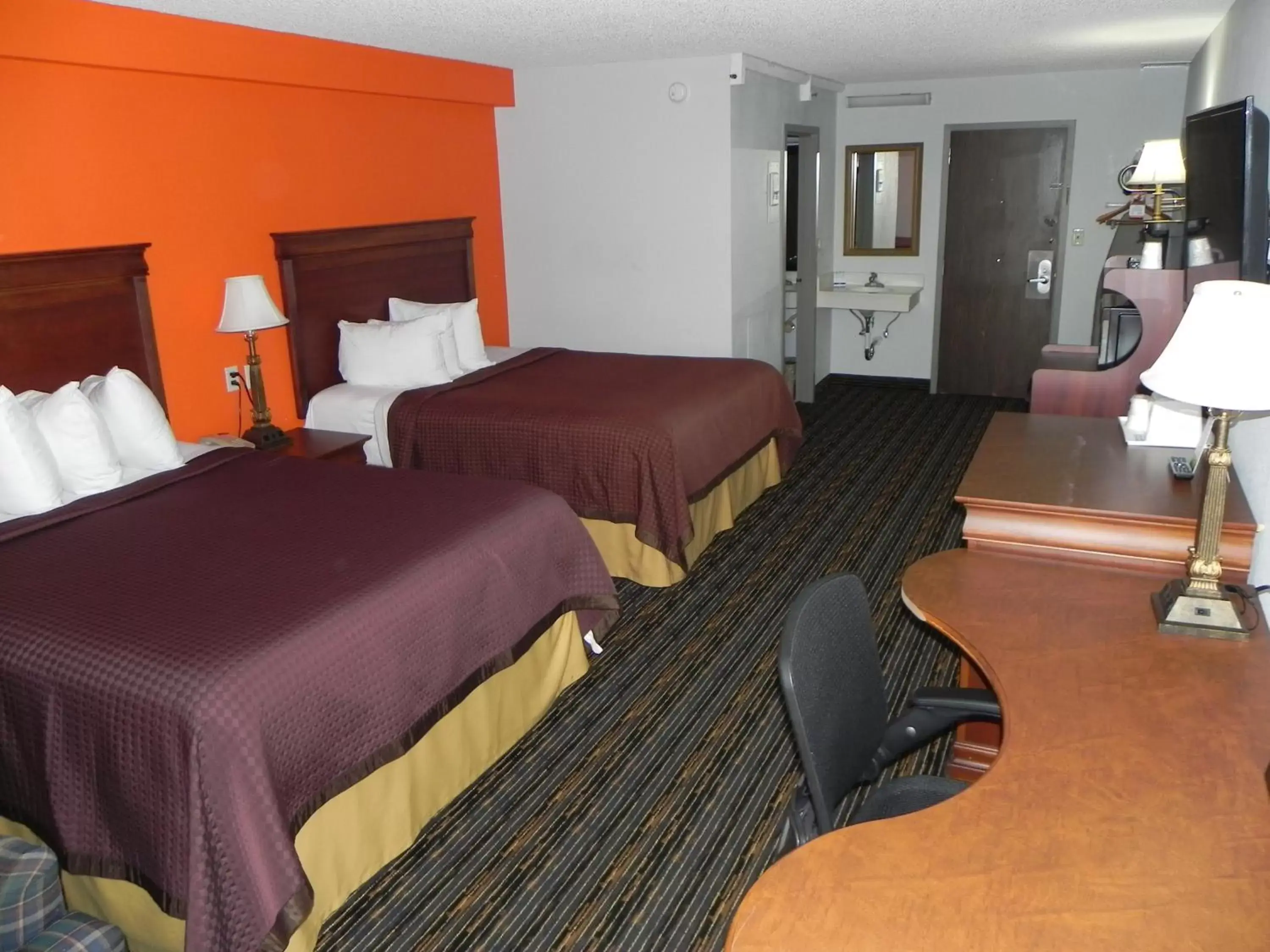 Bed in Howard Johnson by Wyndham Lexington