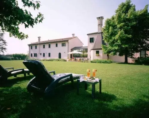 Facade/entrance, Garden in Borgo Cà dei Sospiri