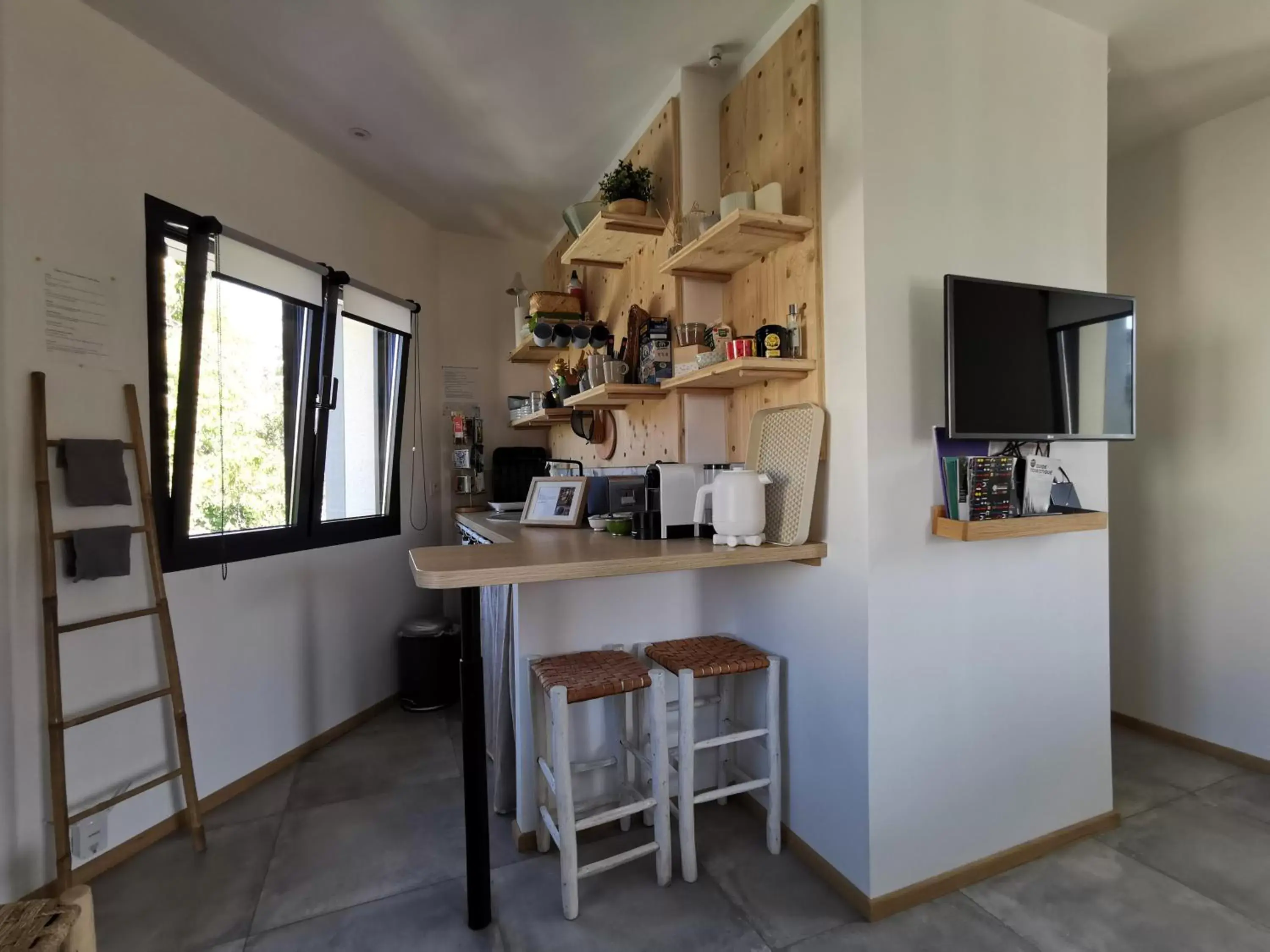 Kitchen/Kitchenette in La Suite de l'Abbaye - climatisation et petit dej