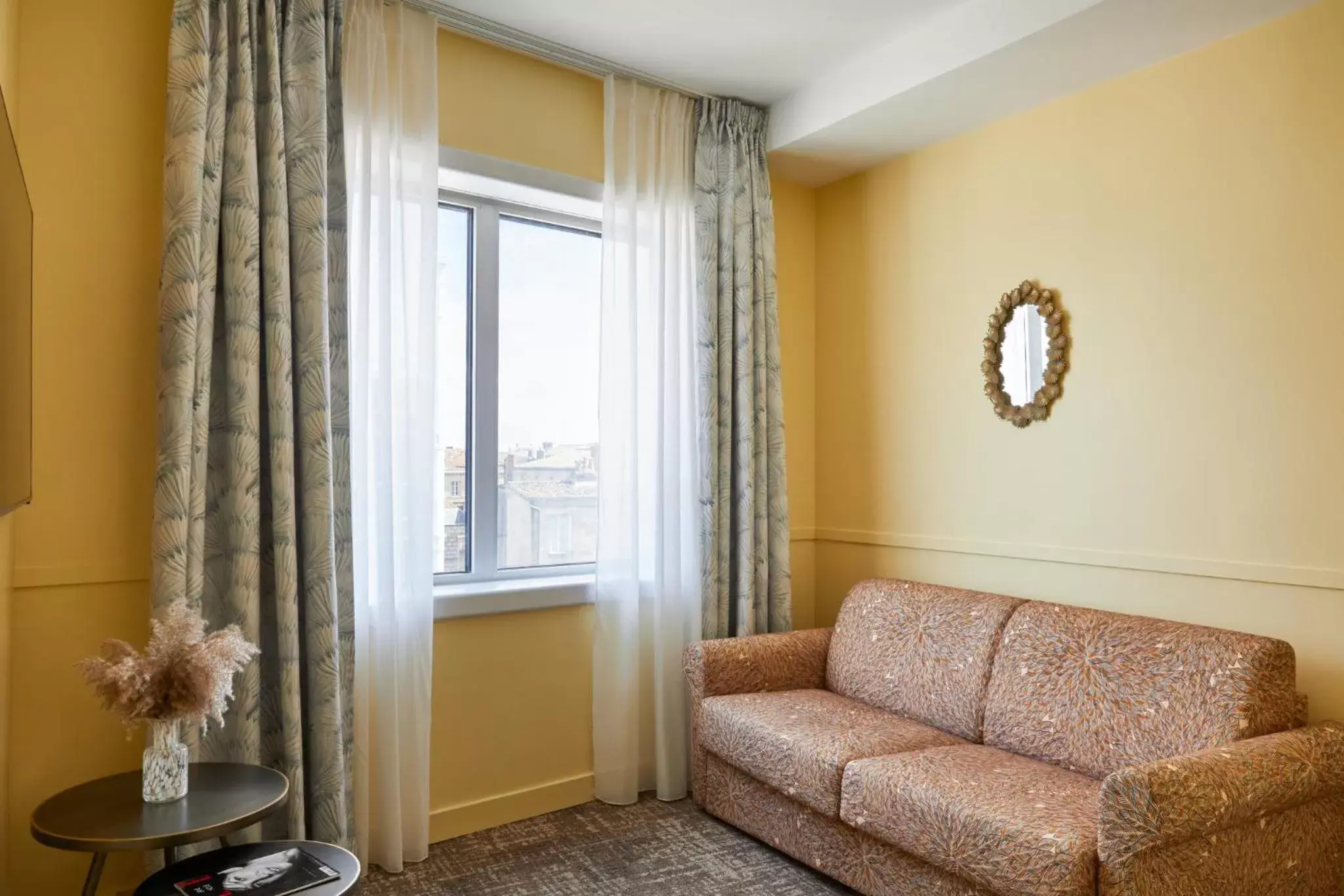 Photo of the whole room, Seating Area in Hotel Indigo Bordeaux Centre Chartrons, an IHG Hotel