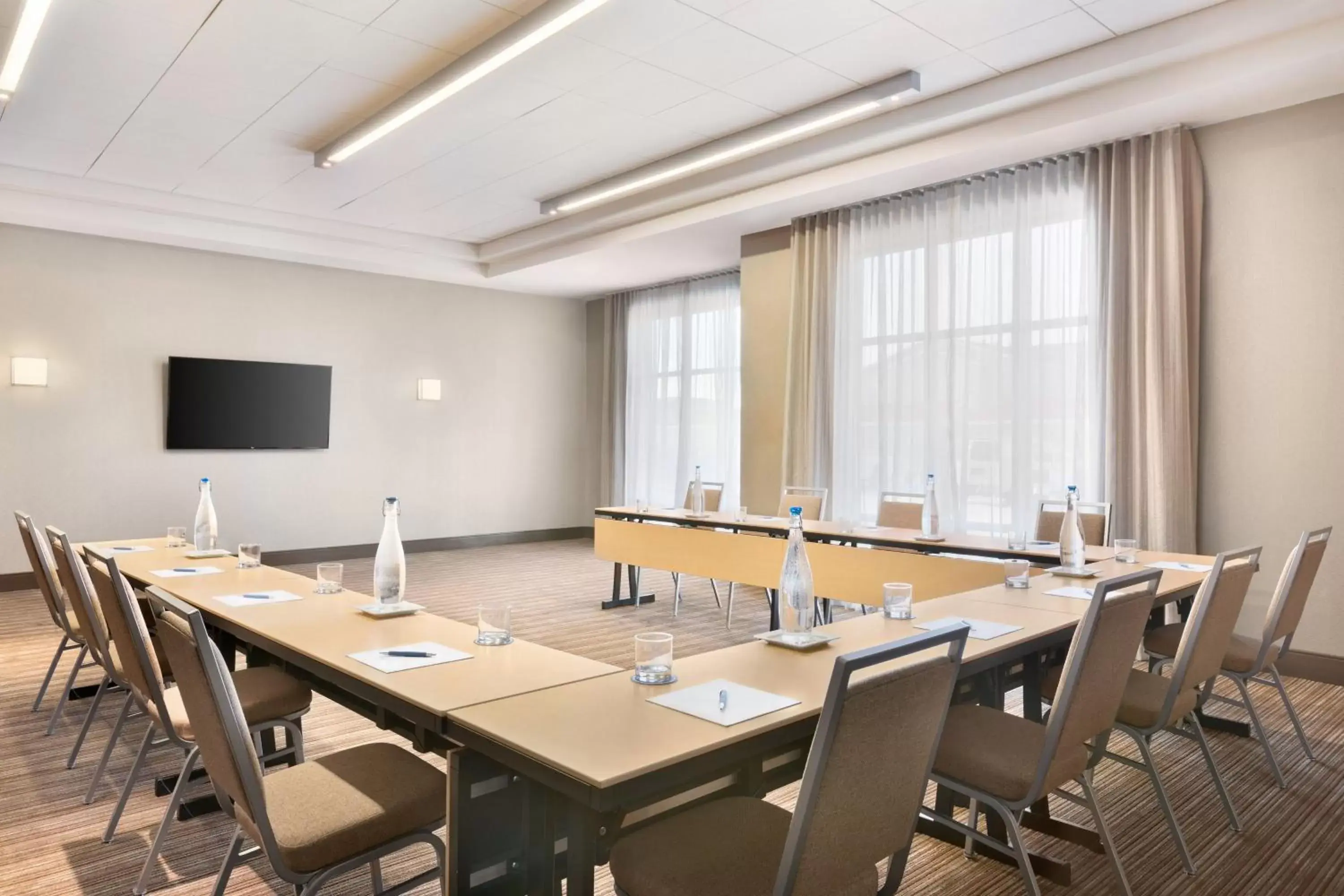 Meeting/conference room in Four Points by Sheraton Fargo Medical Center