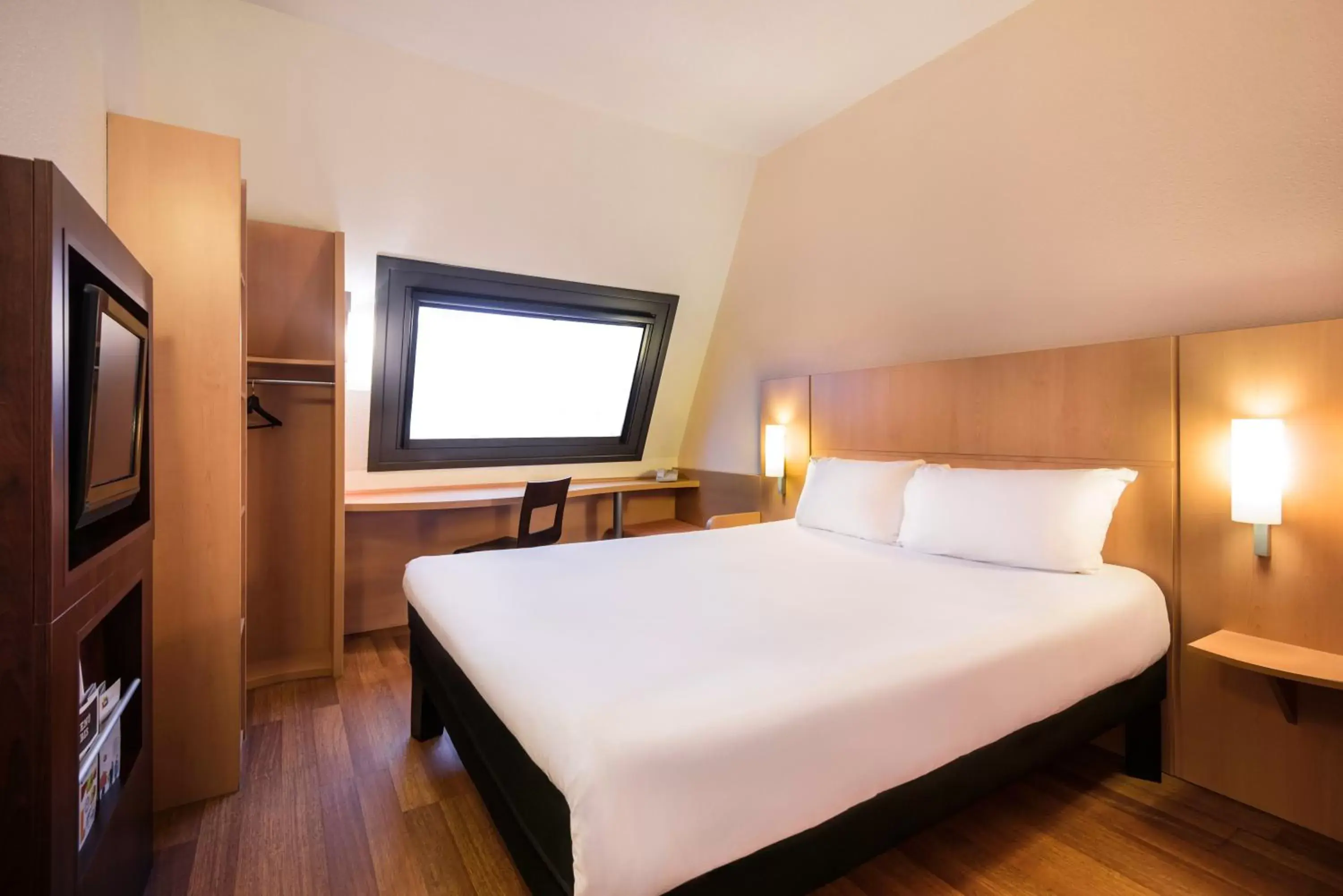 Day, Bed in Ibis Bilbao Centro