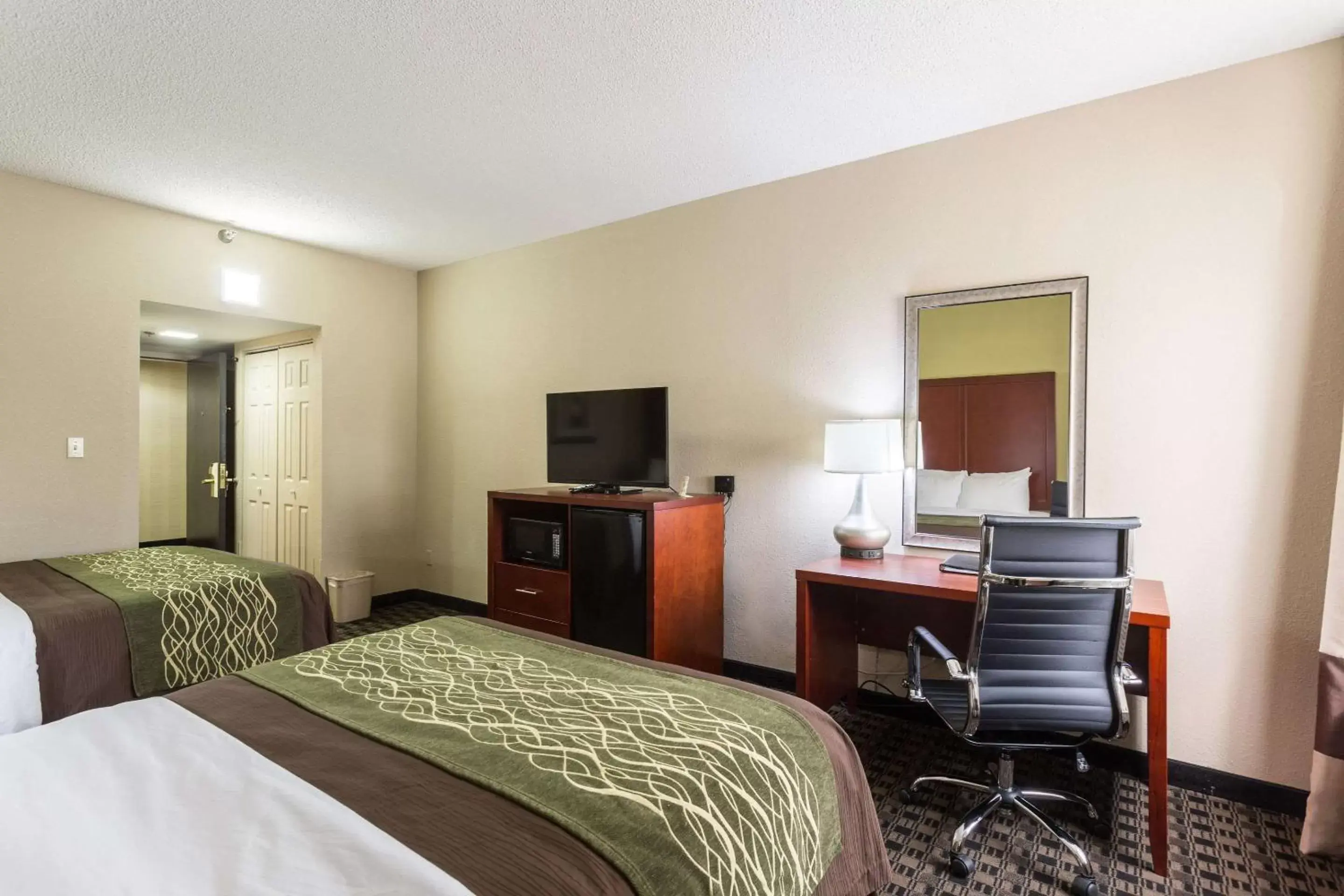 Photo of the whole room, TV/Entertainment Center in Comfort Inn Decatur Priceville