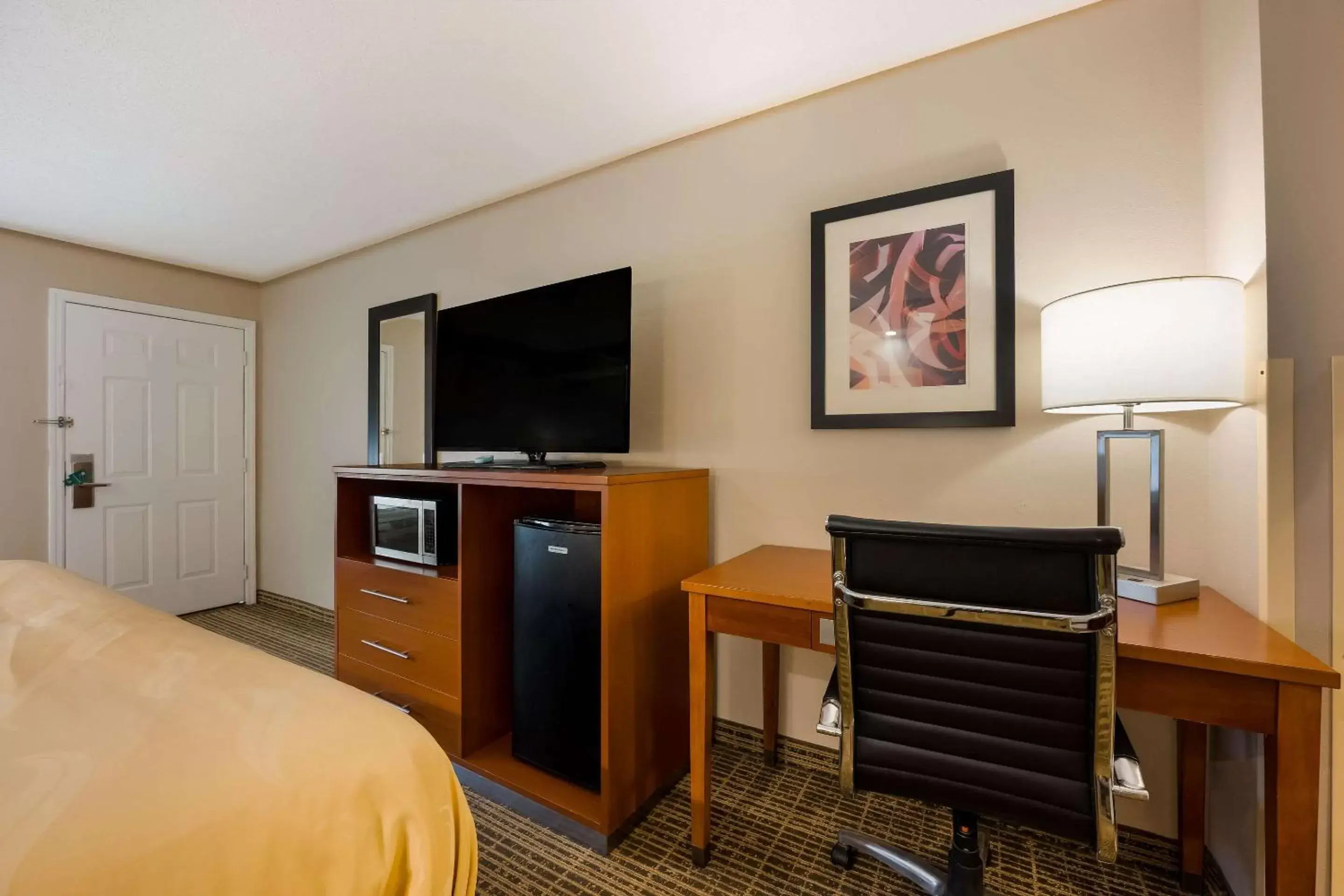 Bedroom, TV/Entertainment Center in Quality Inn Oxford Anniston I-20