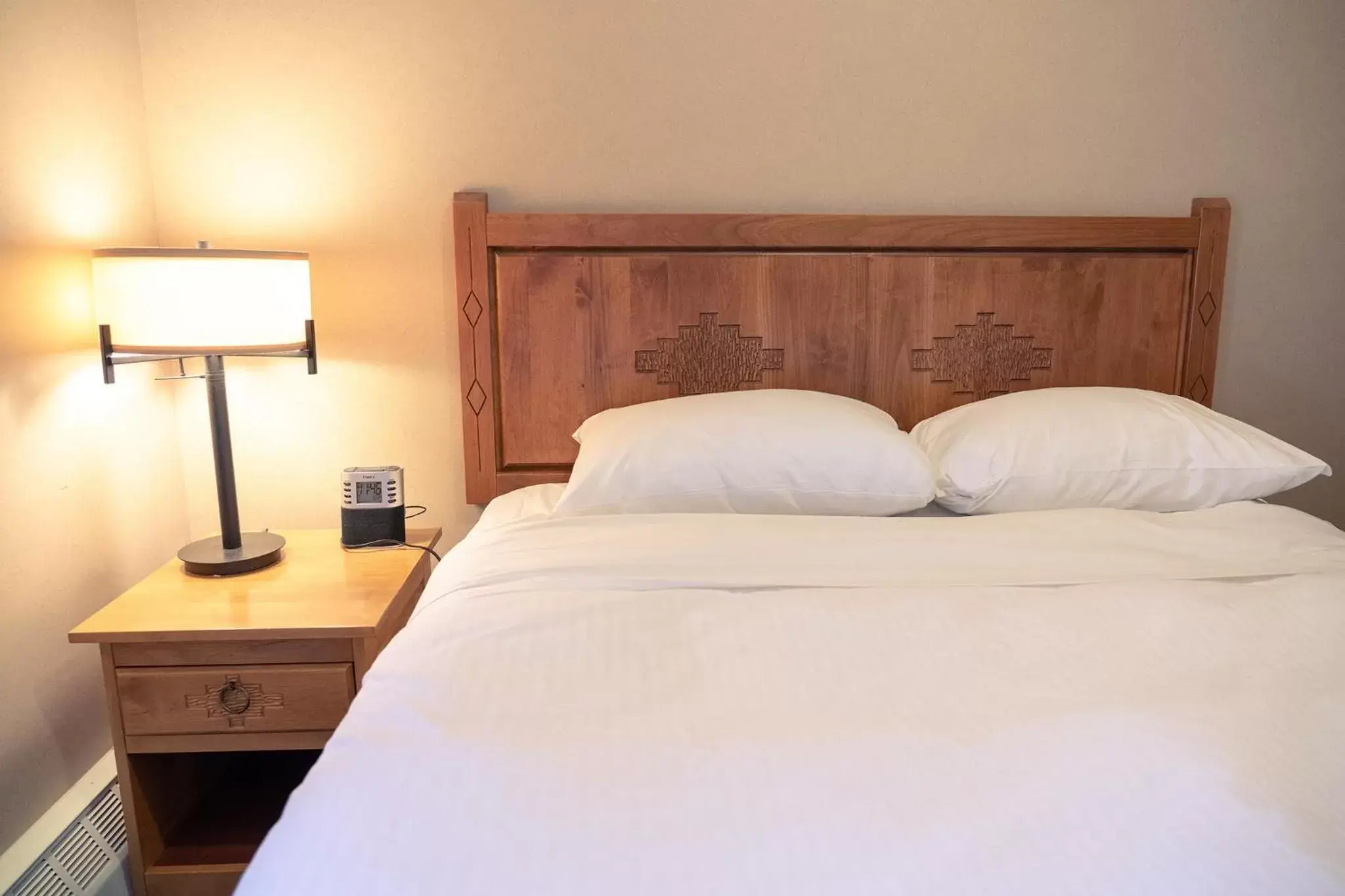 Bedroom, Bed in Banff Rocky Mountain Resort