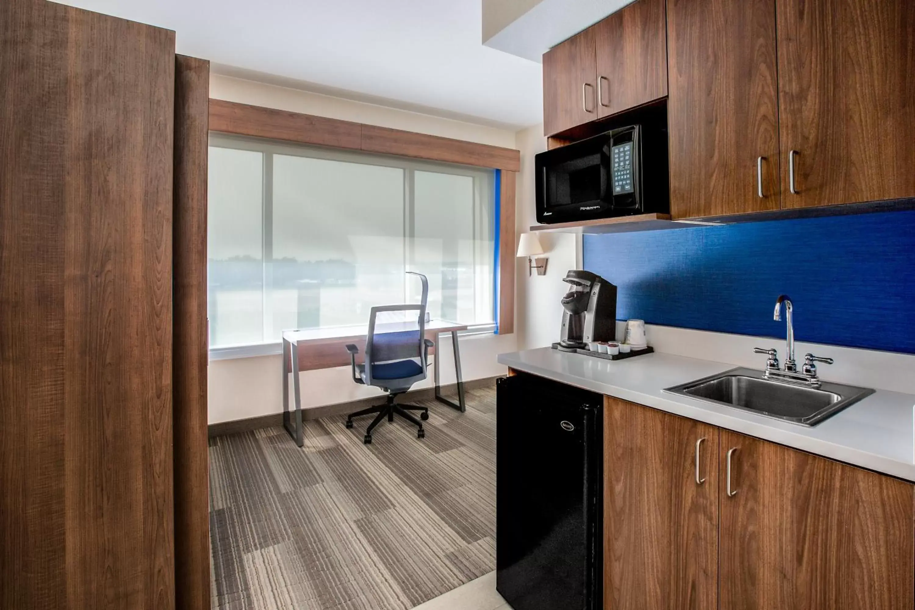 Photo of the whole room, Kitchen/Kitchenette in Holiday Inn Express Hotel & Suites Ontario, an IHG Hotel