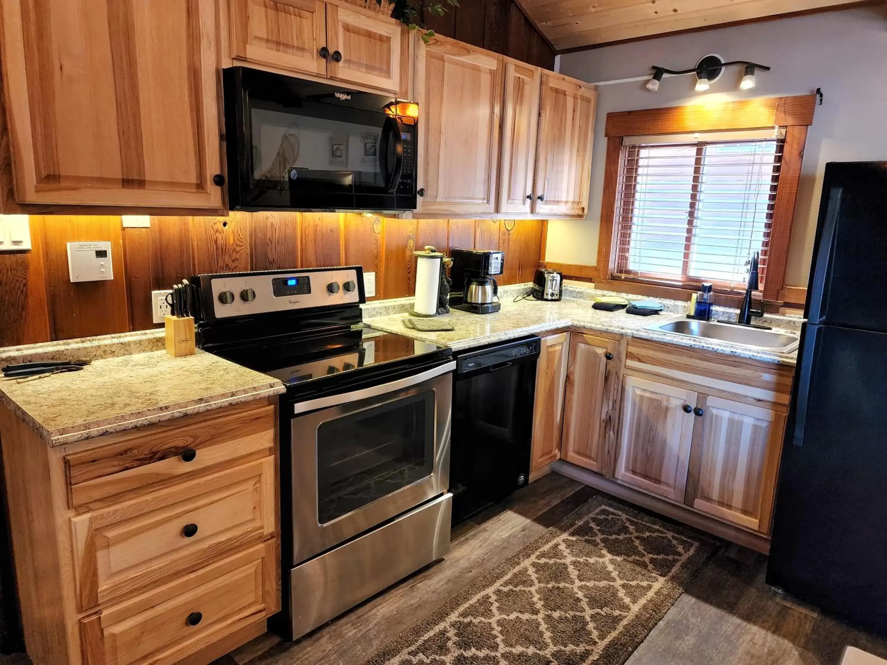 Kitchen or kitchenette, Kitchen/Kitchenette in The Inn on Fall River & Fall River Cabins