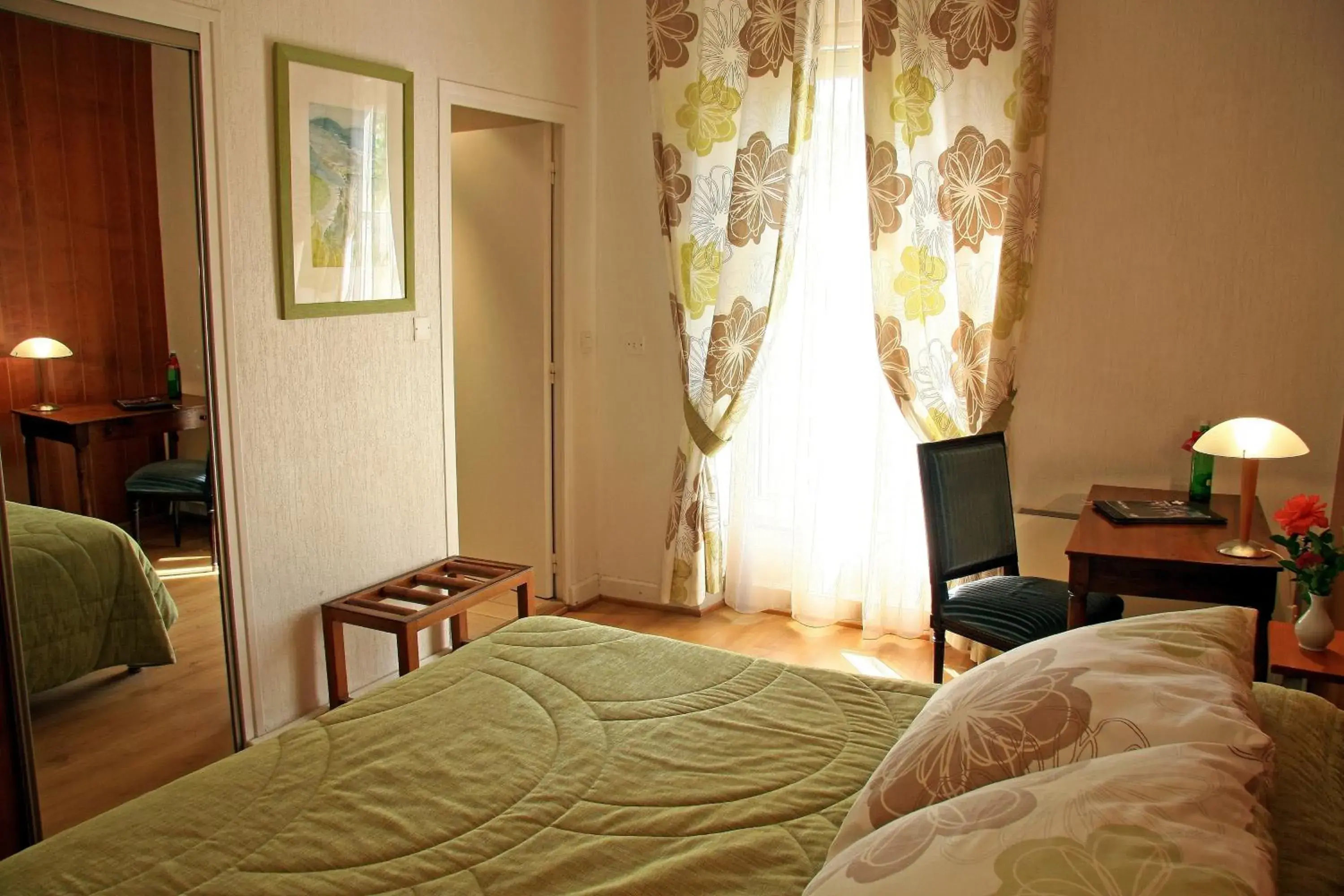 Bedroom, Bed in Grand Hôtel de Lyon
