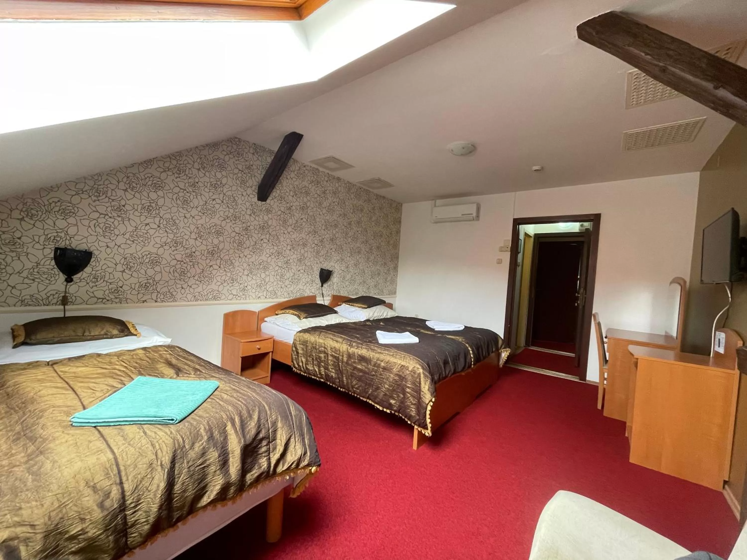 Bed in Hotel Minaret&Étterem