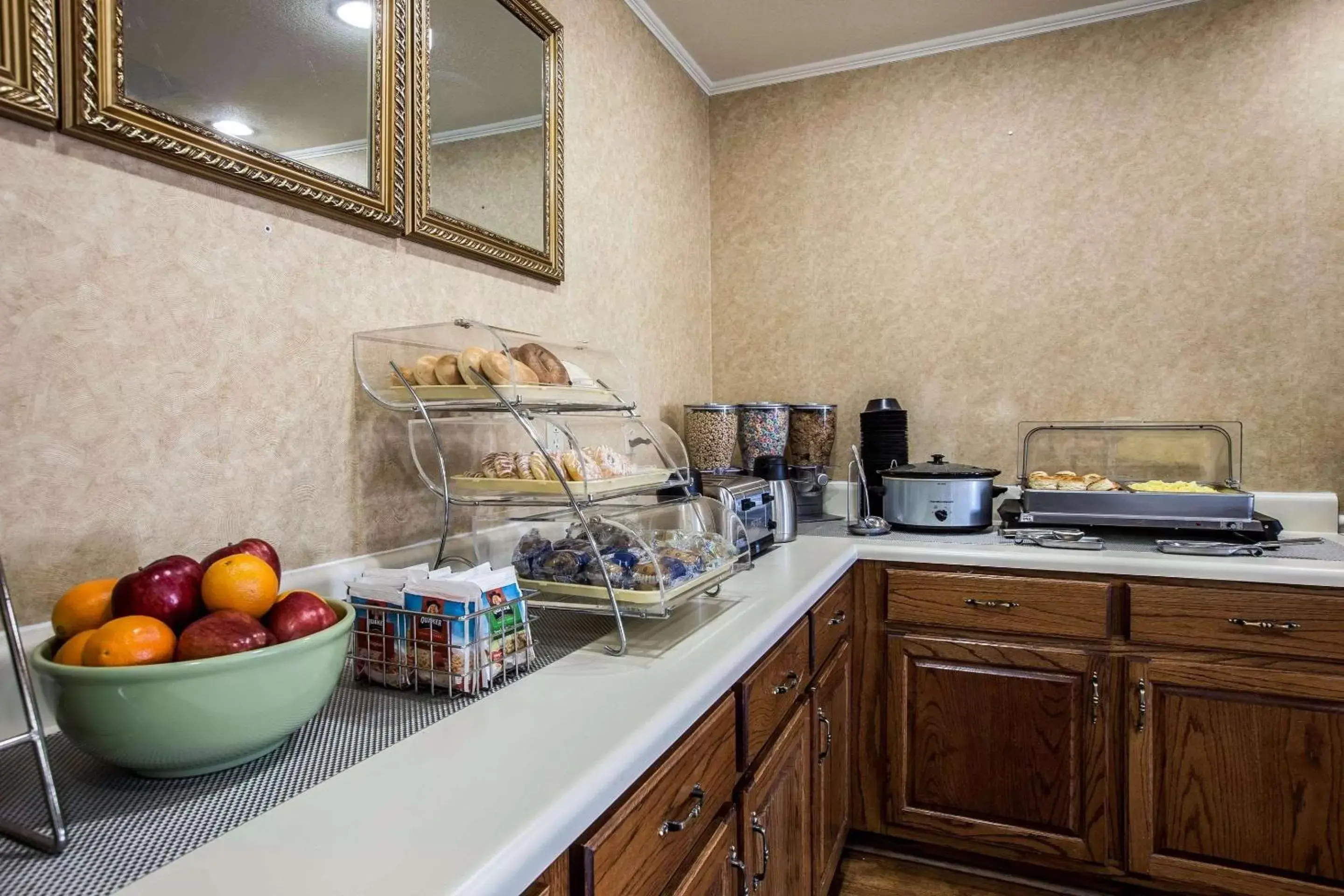 Restaurant/places to eat, Kitchen/Kitchenette in Quality Inn Kingsport