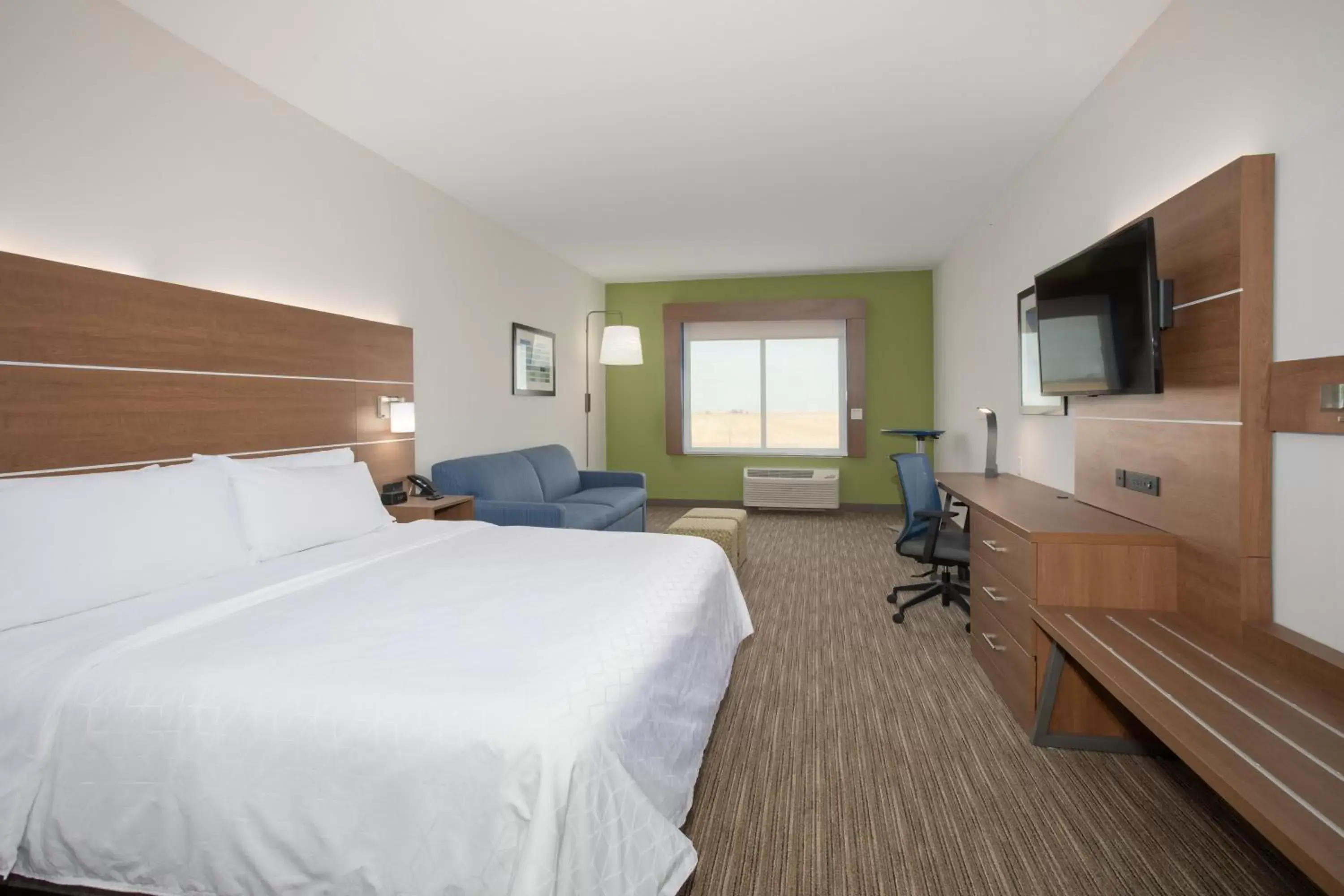 Photo of the whole room, Bed in Holiday Inn Express & Suites - Goodland I-70 by IHG Photo of the whole room, Bed in Holiday Inn Express & Suites - Goodland I-70 by IHG