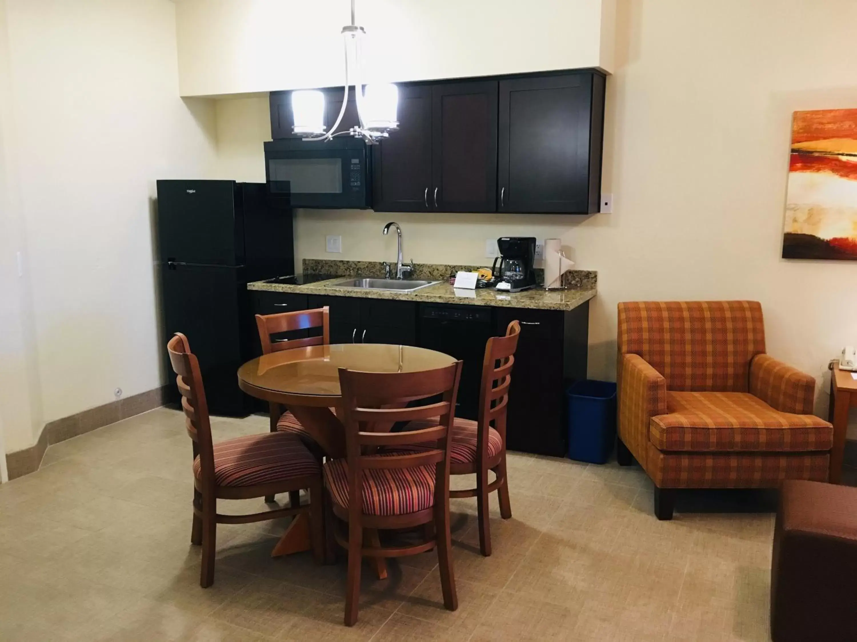 Kitchen or kitchenette, Dining Area in Varsity Clubs of America - Tucson