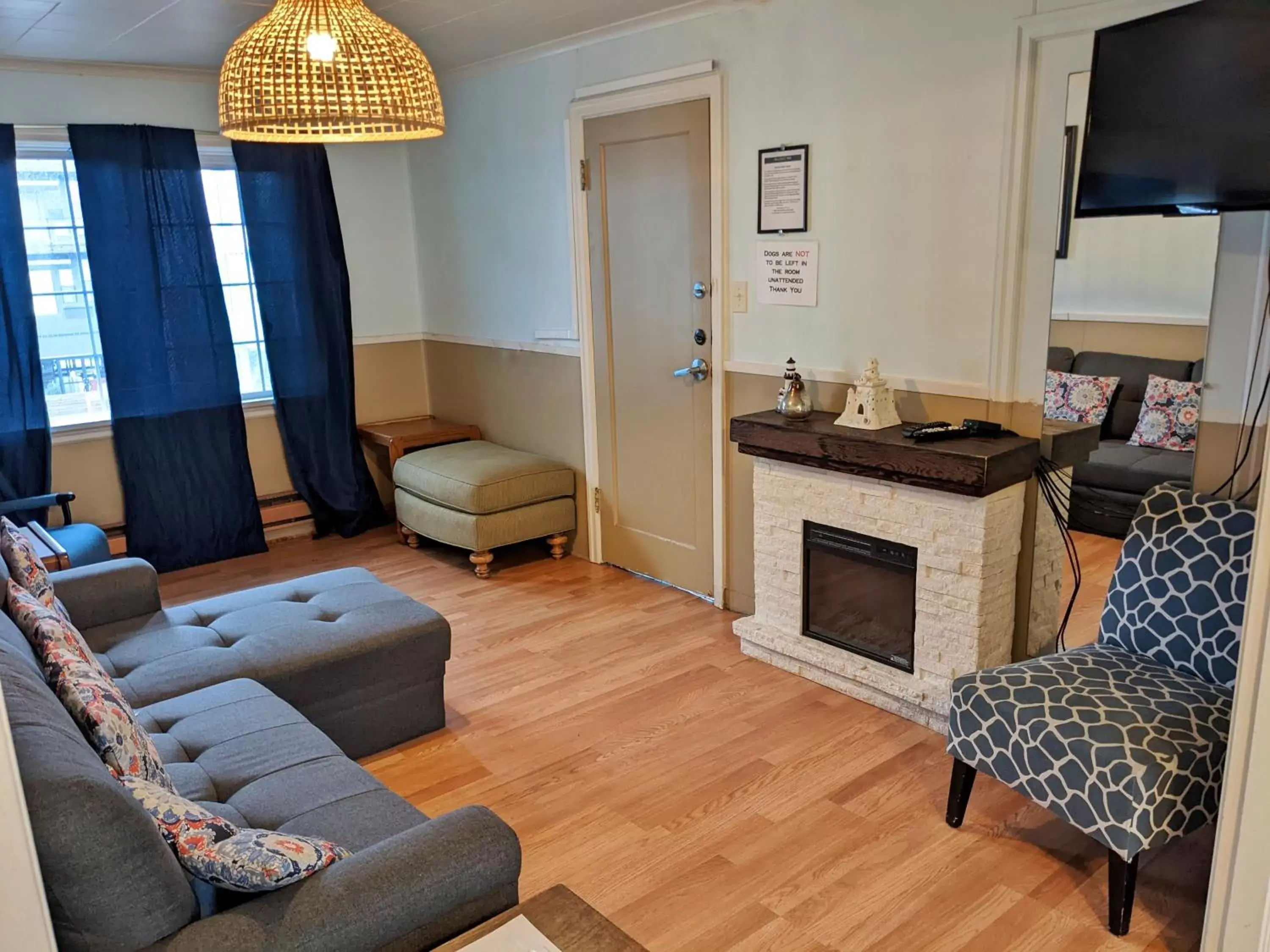 TV and multimedia, Seating Area in Hillcrest Inn