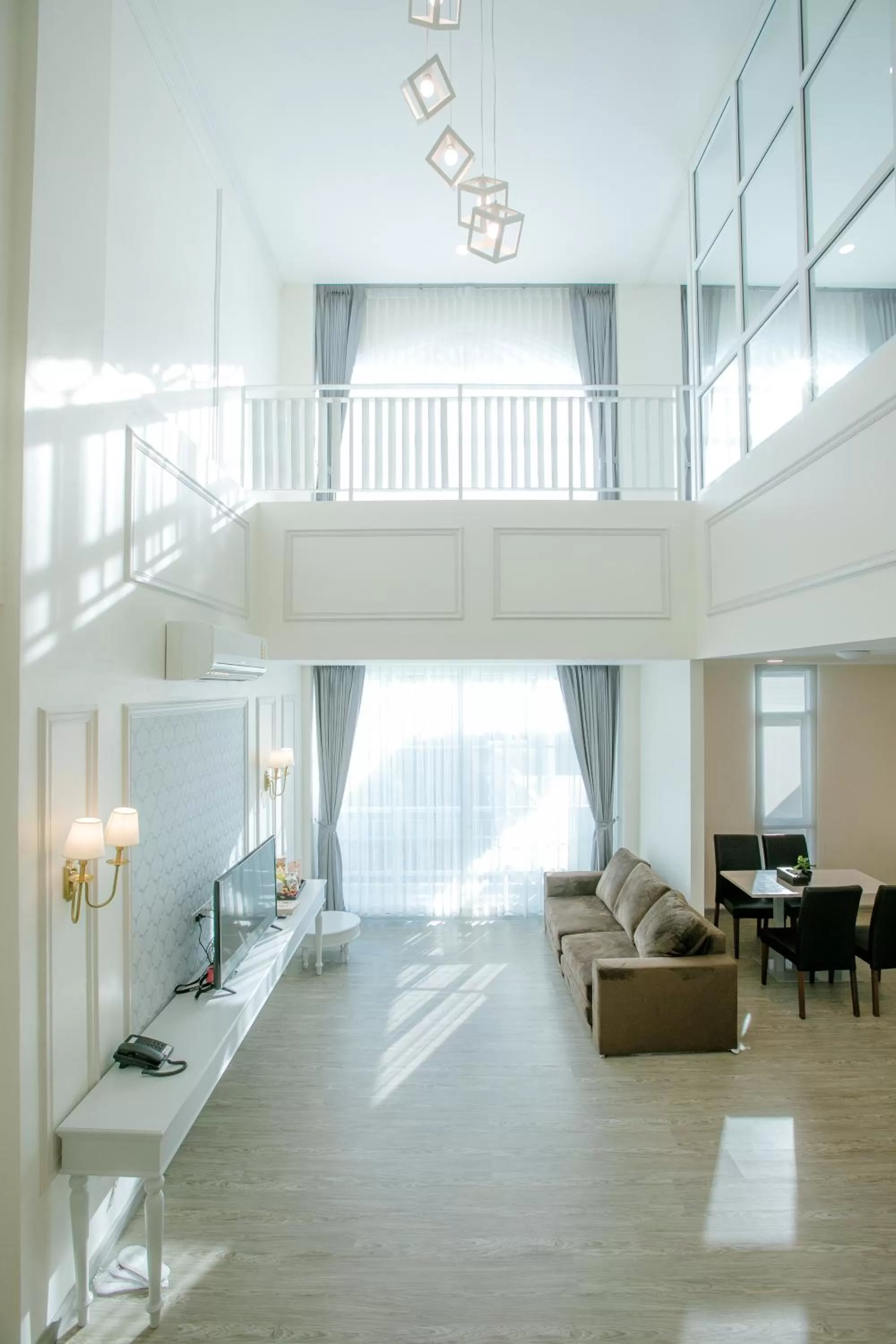 Communal lounge/ TV room in De Hug Hotel & Residence