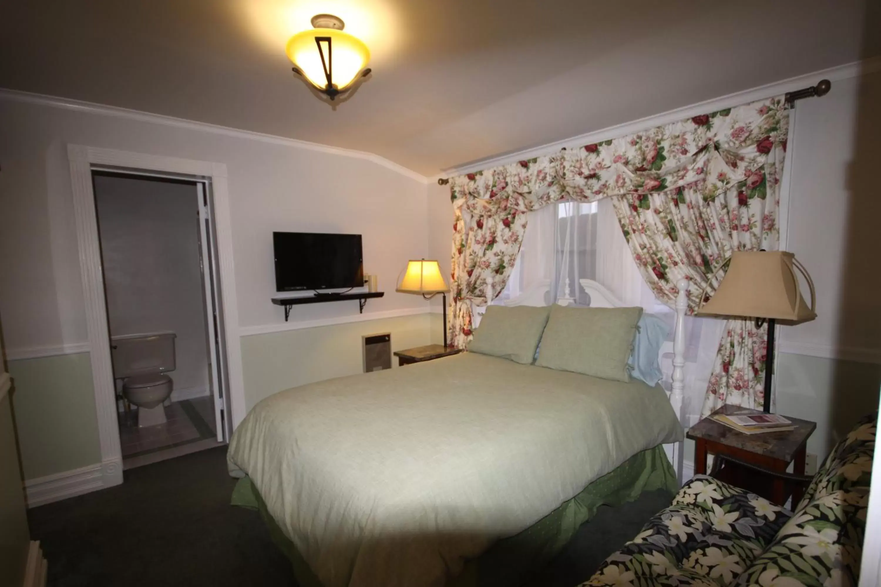 Photo of the whole room, Bed in Arrowhead Lake Inn
