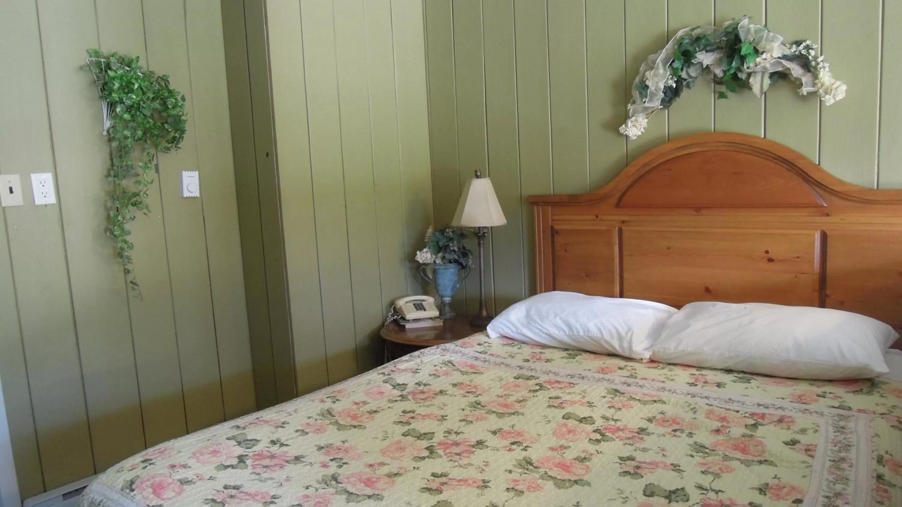 Bed in Swiss Chalets Motel