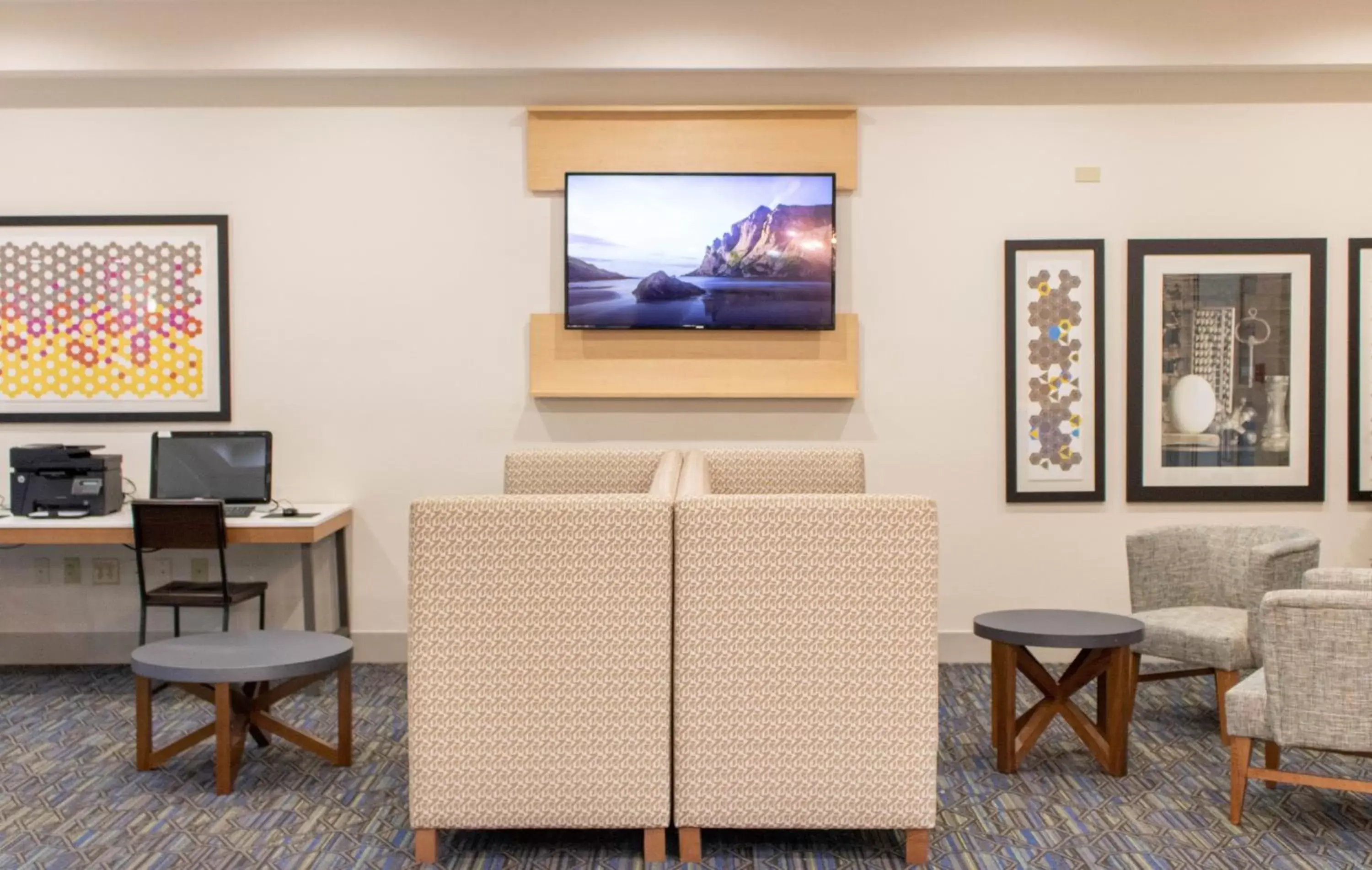 Lobby or reception, TV/Entertainment Center in Holiday Inn Express Hotel & Suites Temple-Medical Center Area, an IHG Hotel