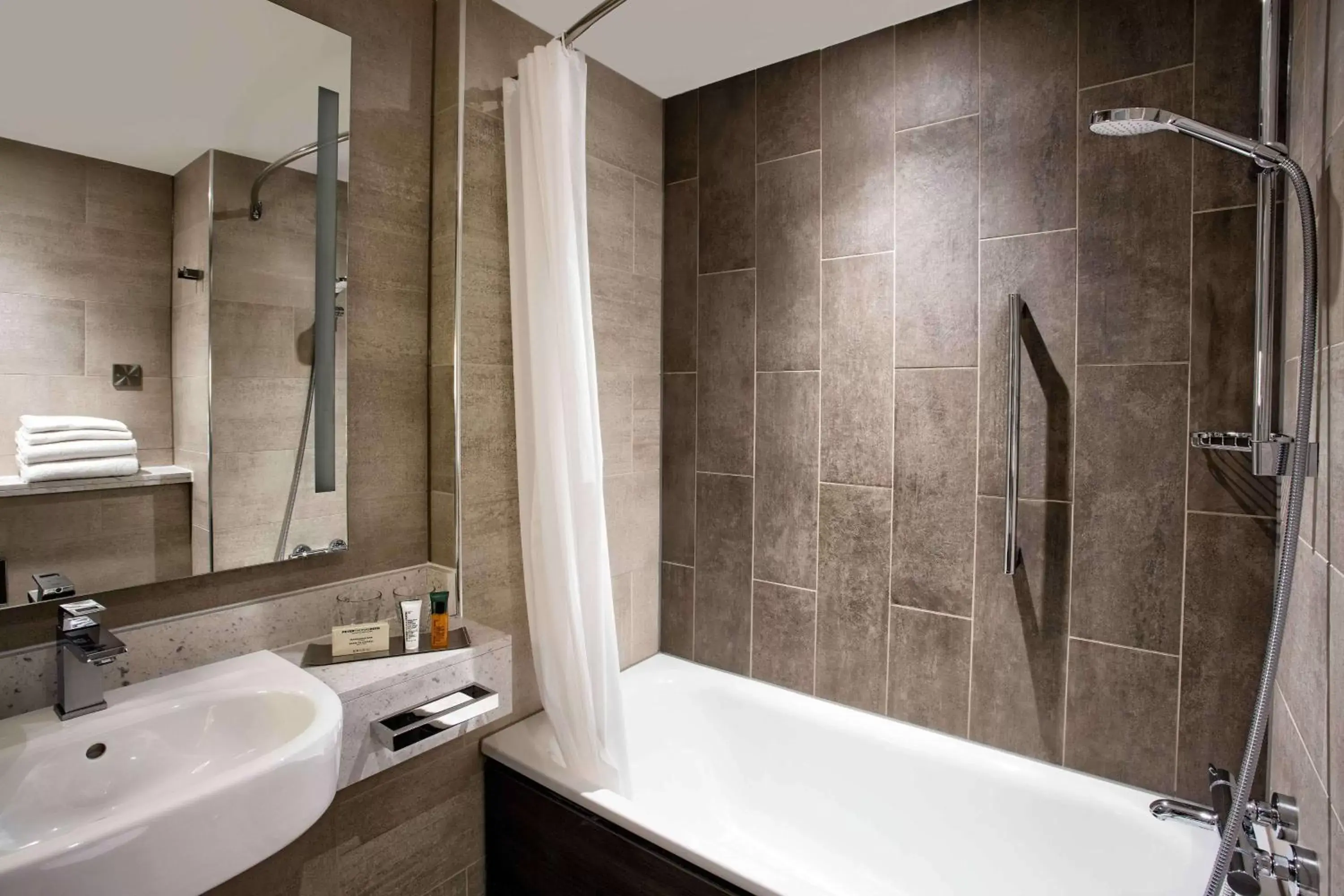 Bathroom in Hilton Edinburgh Carlton