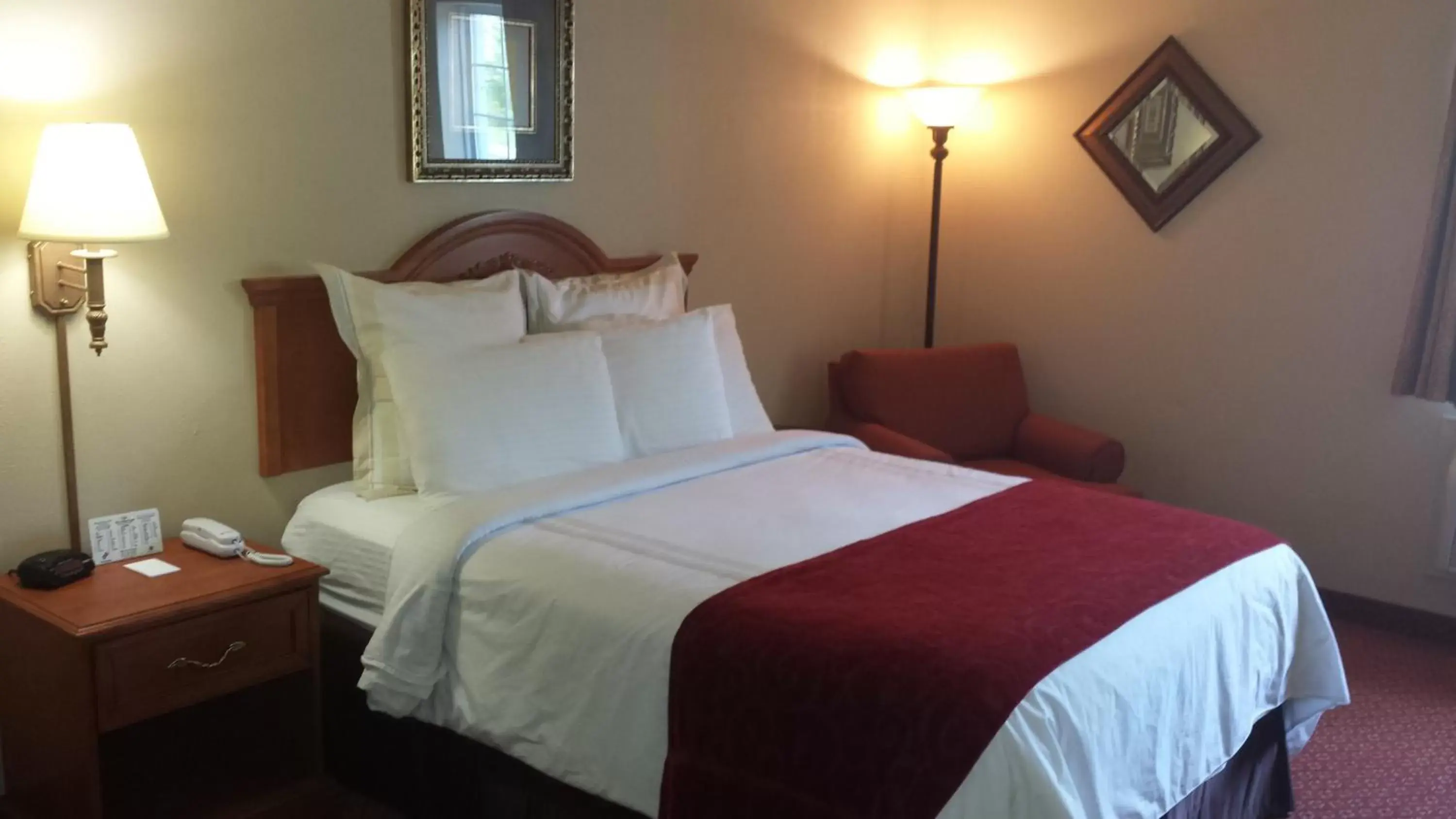 Bed in All American Inn & Suites Branson