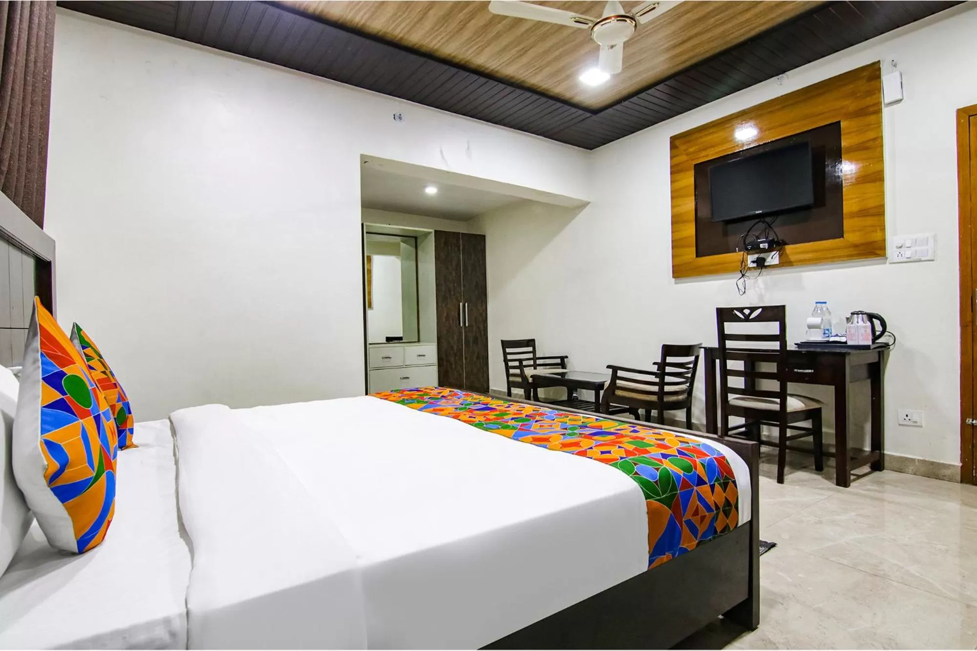 Communal lounge/ TV room, Bed in FabHotel Prime Olive Lake View