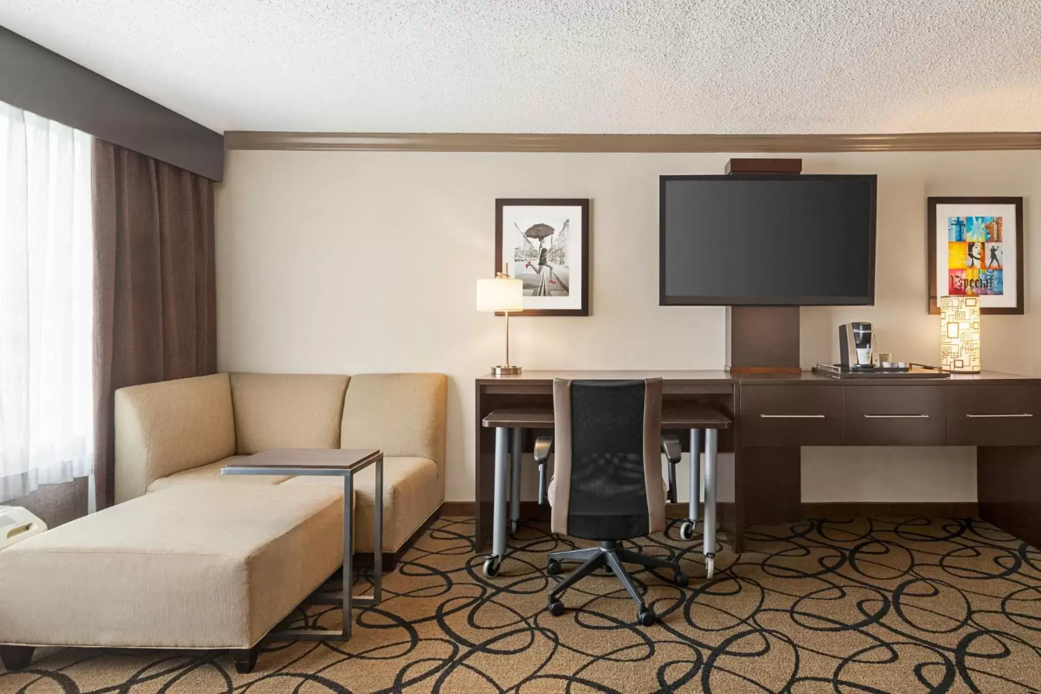 Photo of the whole room, TV/Entertainment Center in Holiday Inn Boston Bunker Hill Area, an IHG Hotel