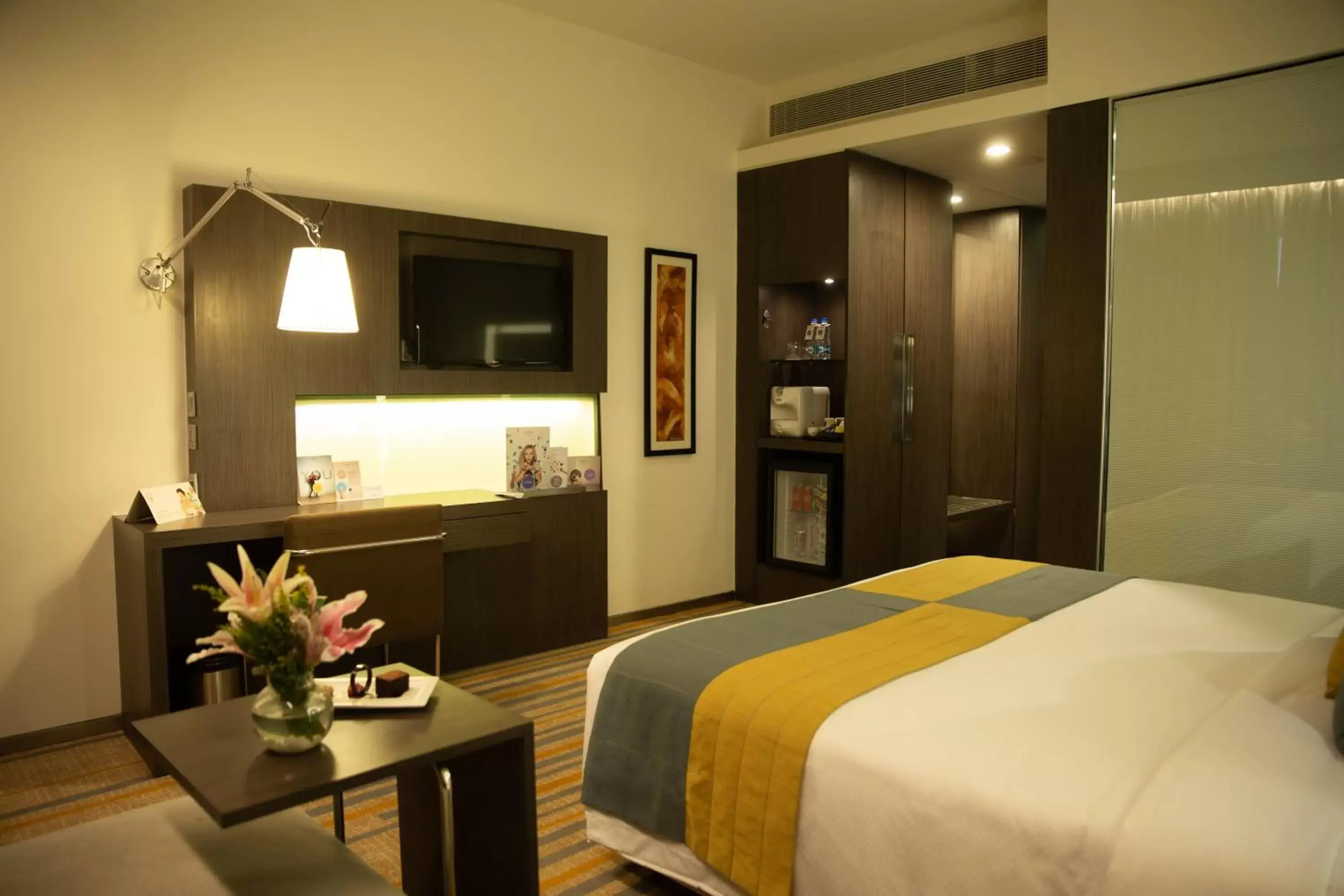 TV and multimedia, Bed in Novotel Kolkata Hotel and Residences