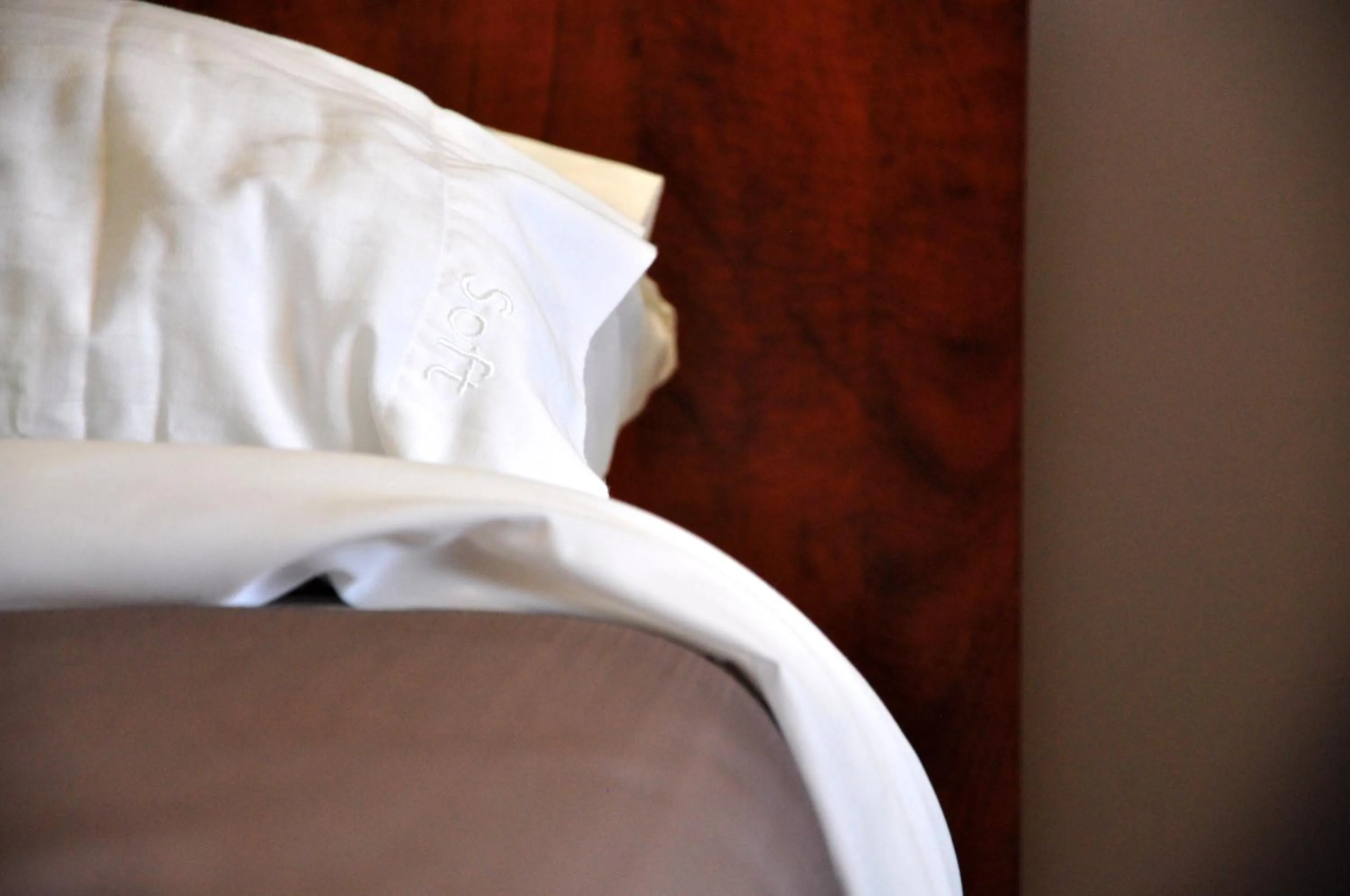 Bed in Moonlight Inn and Suites Sudbury