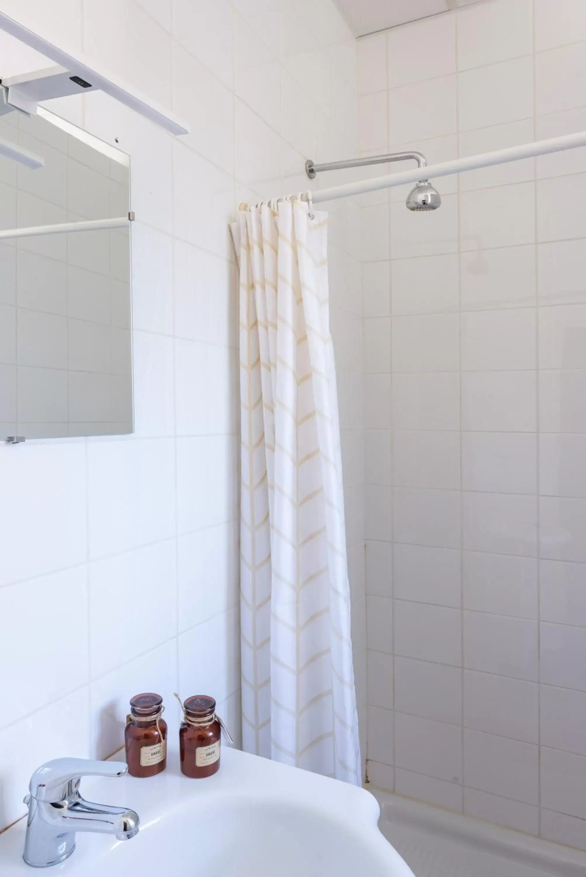 Shower, Bathroom in Hotel De Belgique à Menton