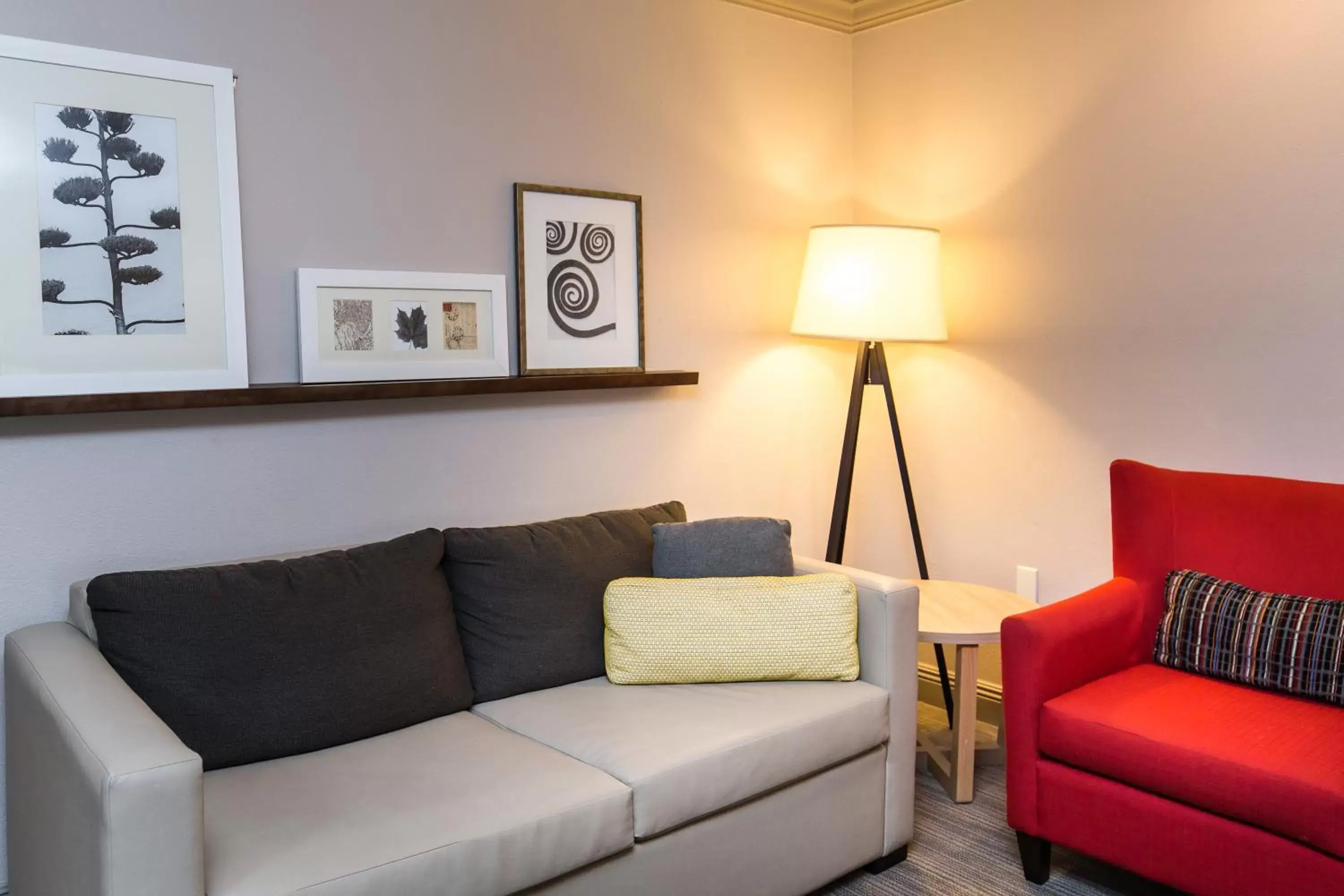 Living room, Seating Area in Country Inn & Suites by Radisson, Metairie (New Orleans), LA