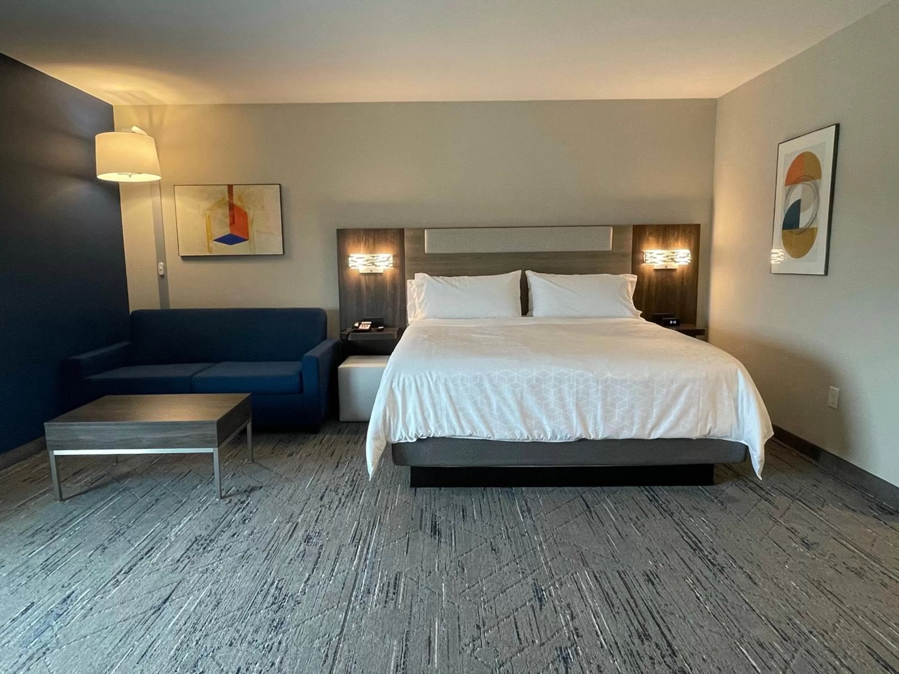 Photo of the whole room, Bed in Holiday Inn Express & Suites - Ft. Smith - Airport by IHG