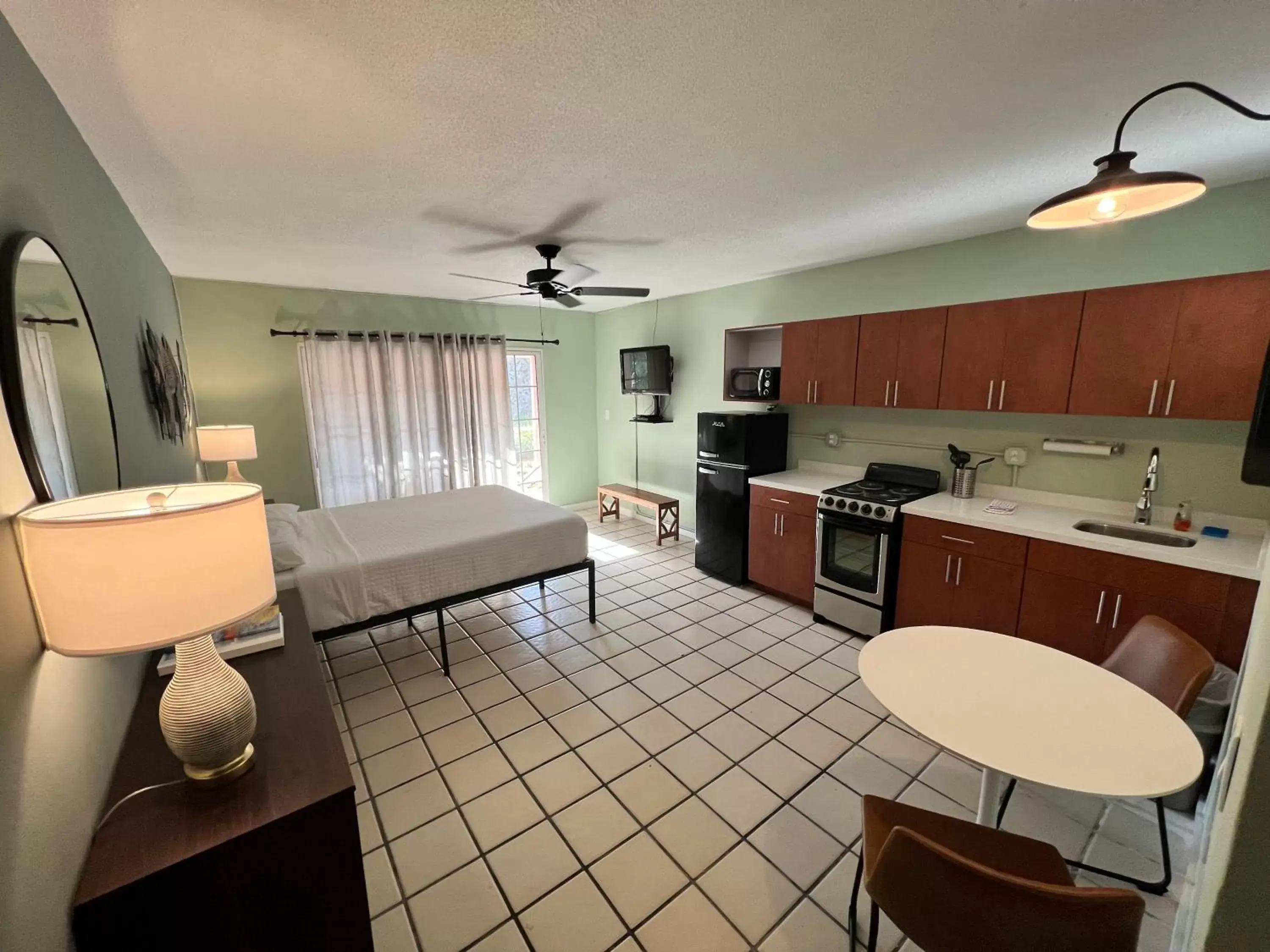 Kitchen/Kitchenette in Breezy Palms Resort