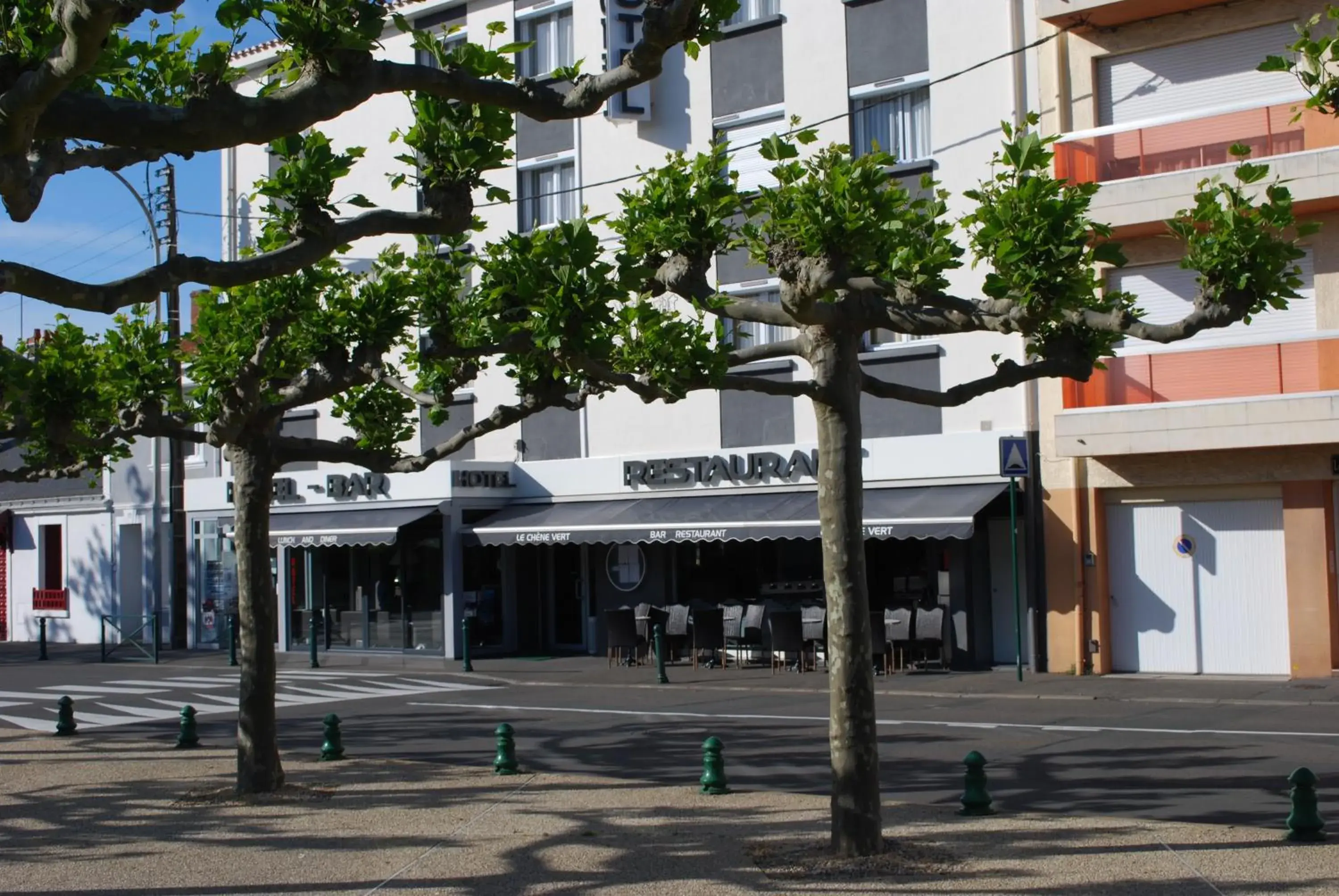 Facade/entrance, Property Building in Cit'Hotel Le Chêne Vert