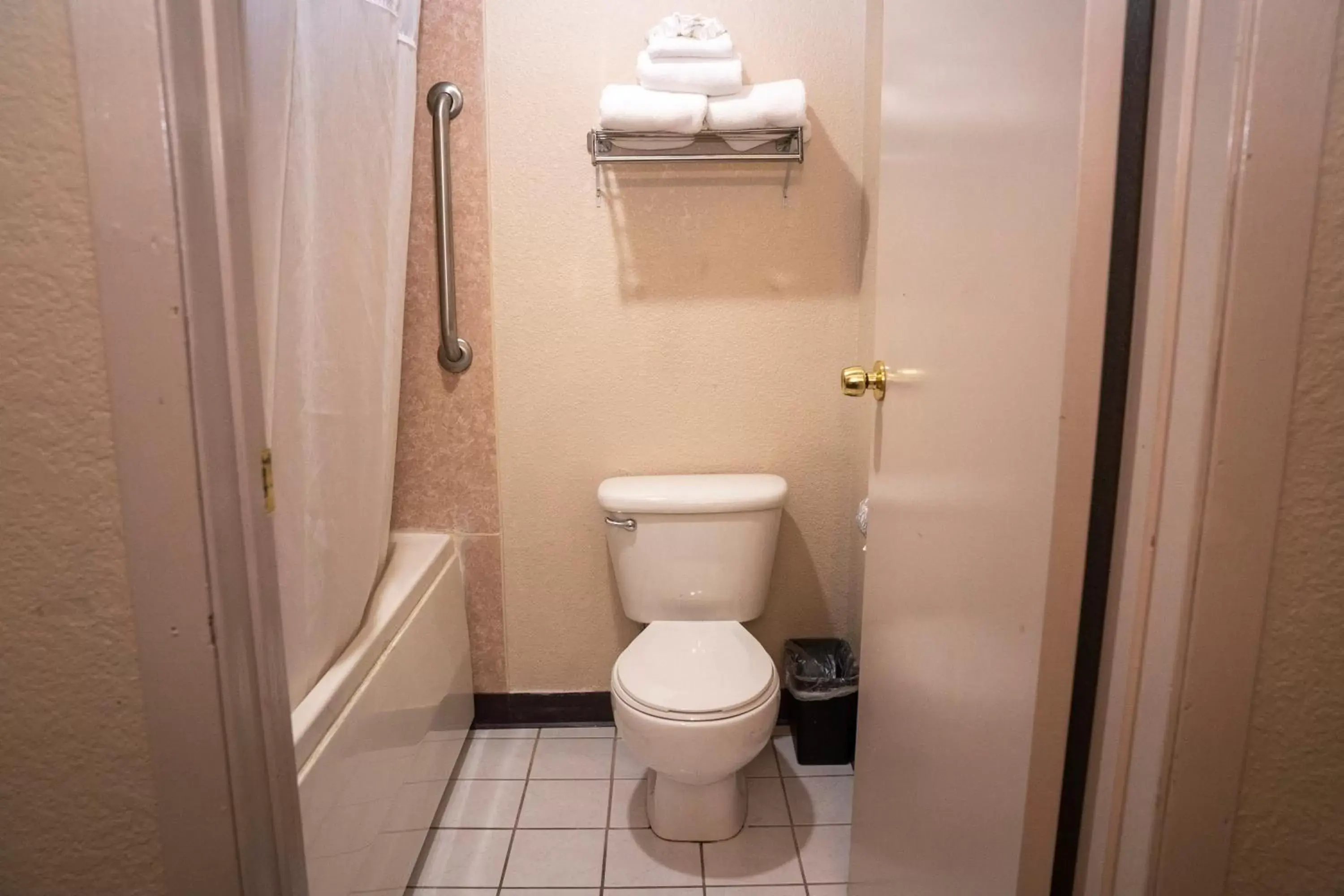 Bathroom in Americas Best Value Inn Lynnwood