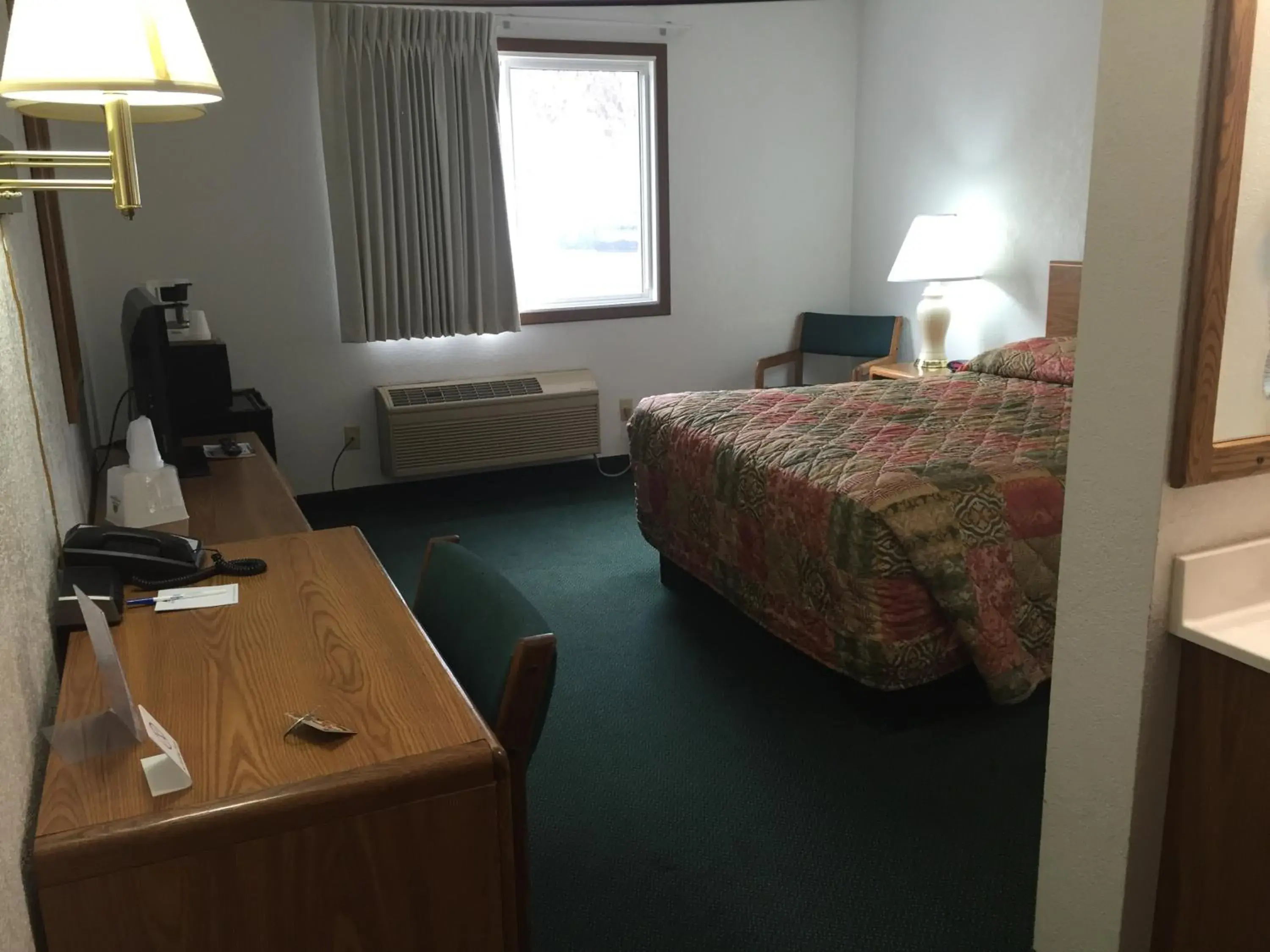Queen Room - Non-Smoking in Americas Best Value Inn Grand Forks
