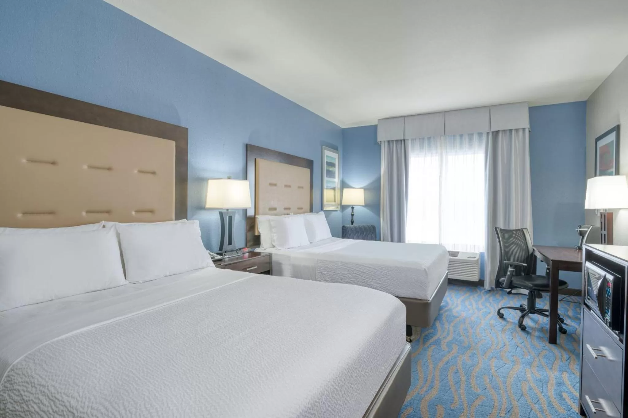 Photo of the whole room, Bed in Holiday Inn Express and Suites Edwardsville by IHG