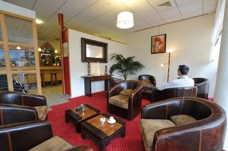 Lounge or bar in The Originals City, Hôtel du Faucigny, Cluses Ouest