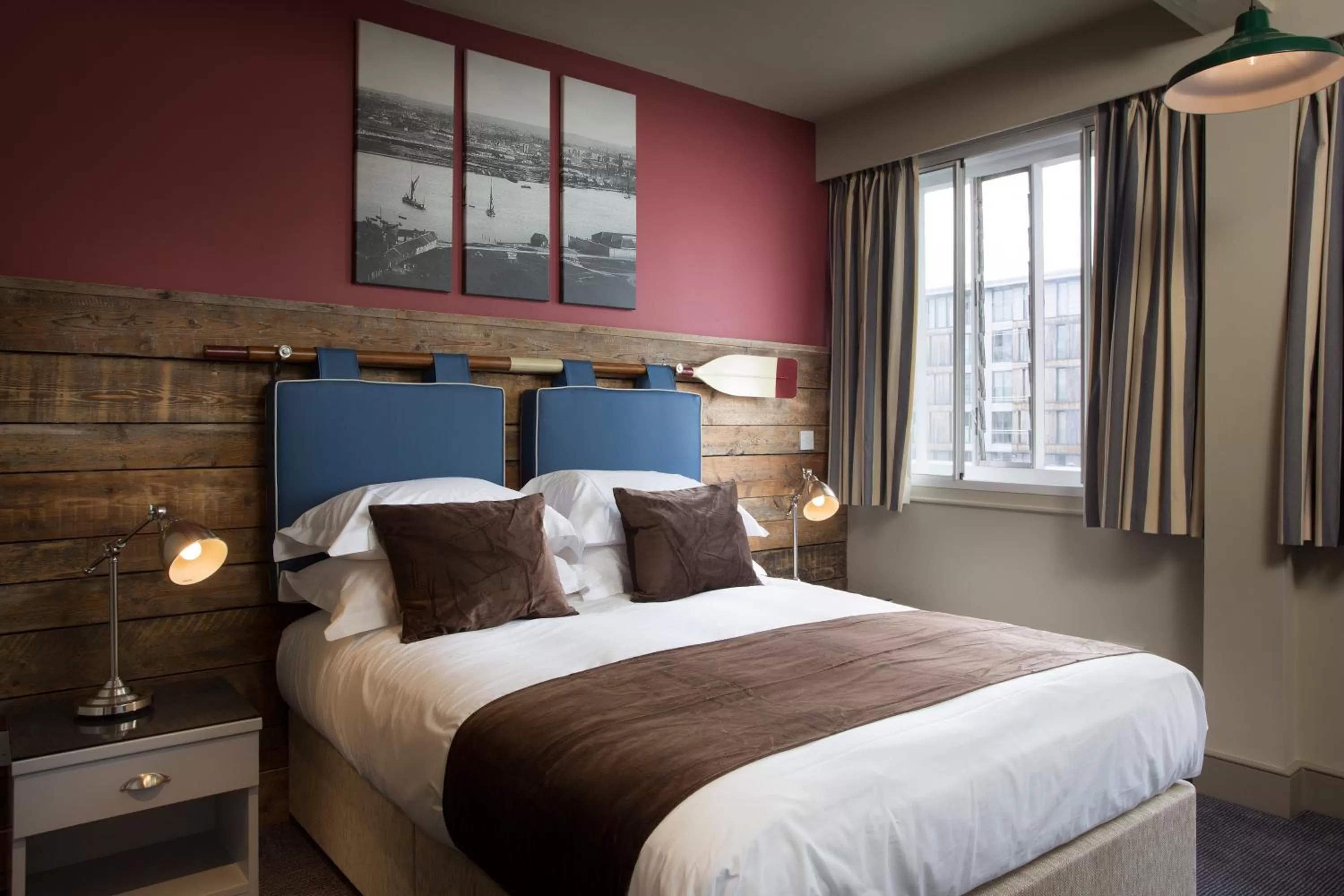 Photo of the whole room, Bed in The Ship & Trades