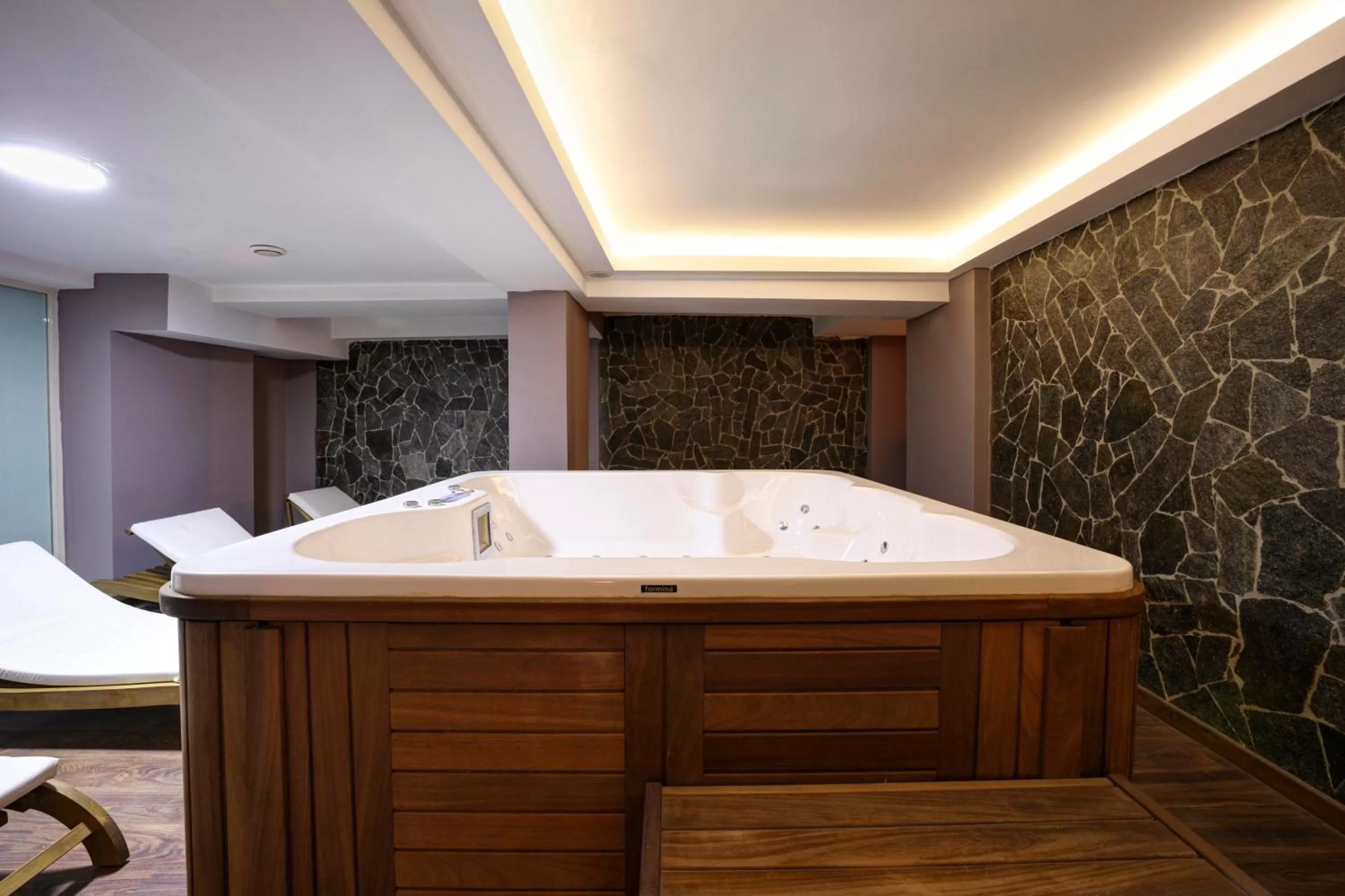 Hot Tub in Stargate Hotel&Spa