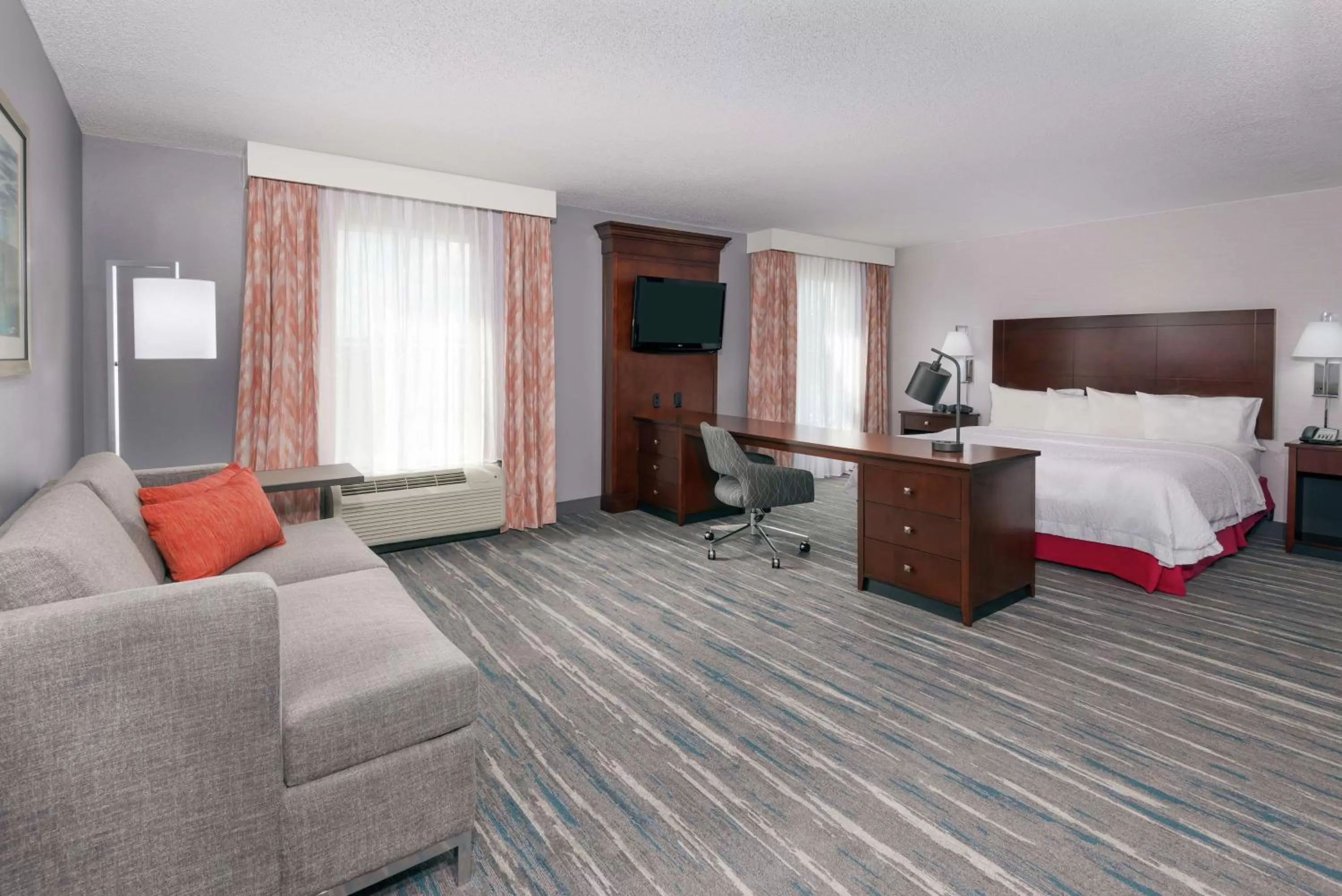 Bedroom in Hampton Inn & Suites Orlando Airport at Gateway Village