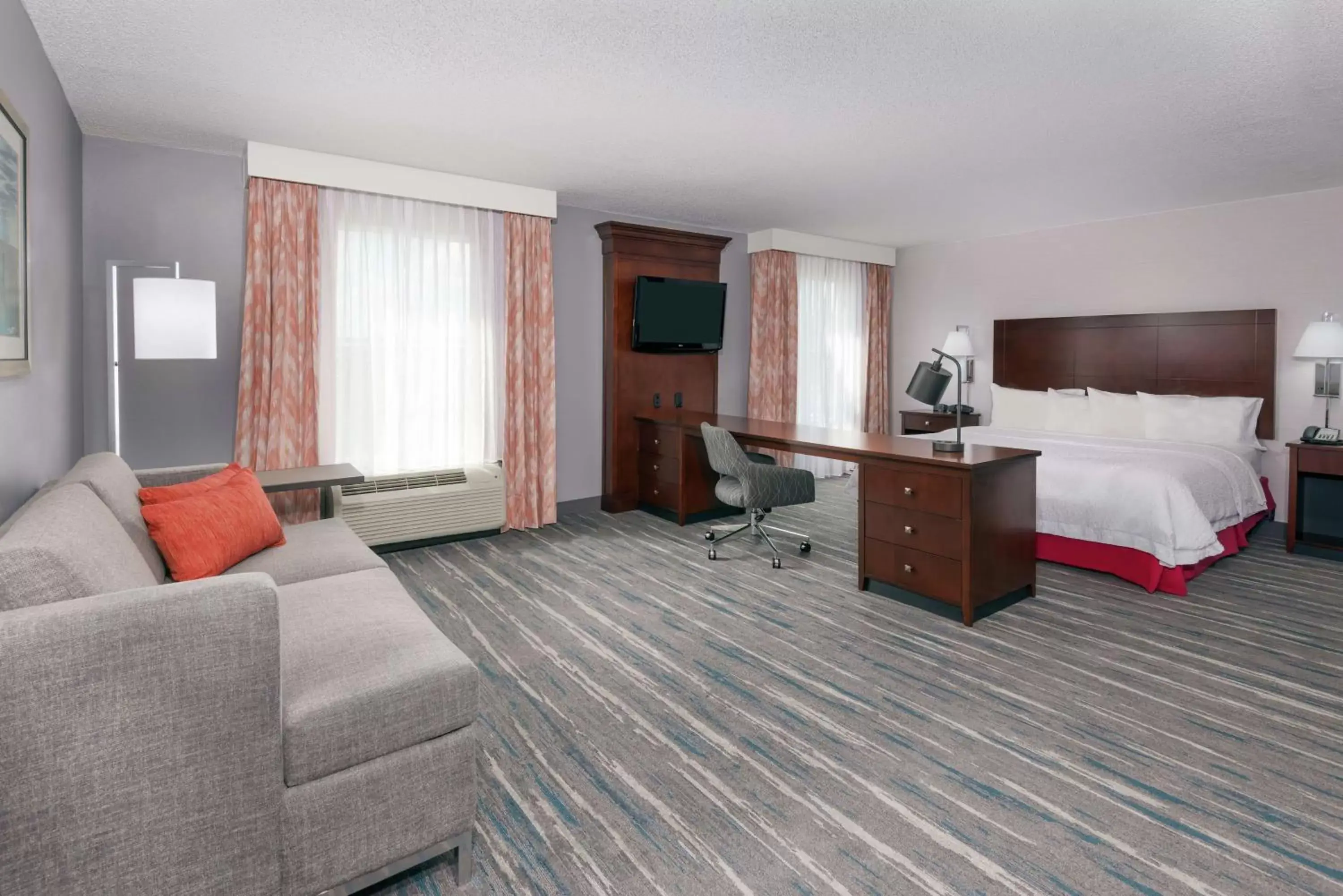 Bedroom, Seating Area in Hampton Inn & Suites Orlando Airport at Gateway Village