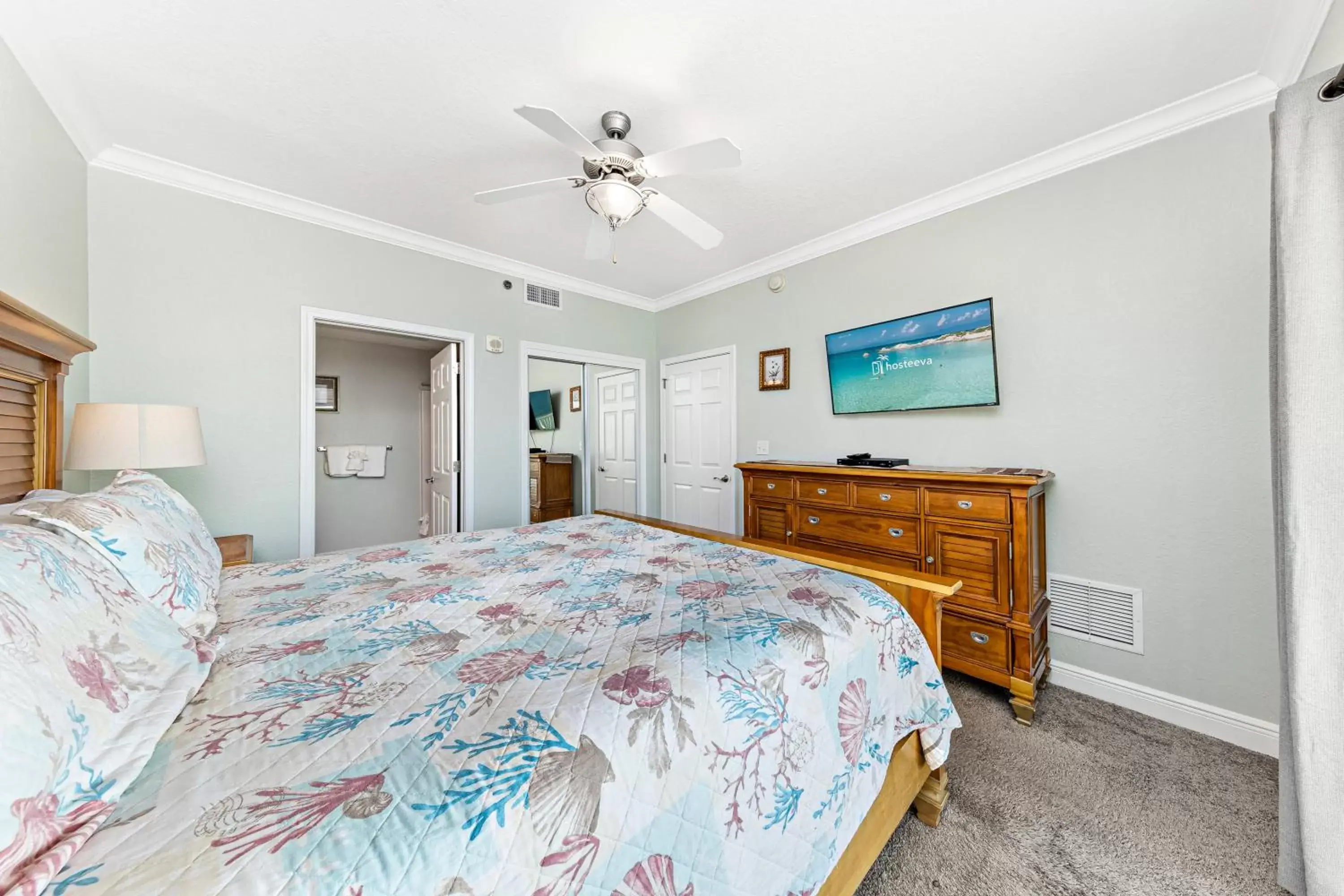 Bedroom, Bed in Crystal Shores West 202