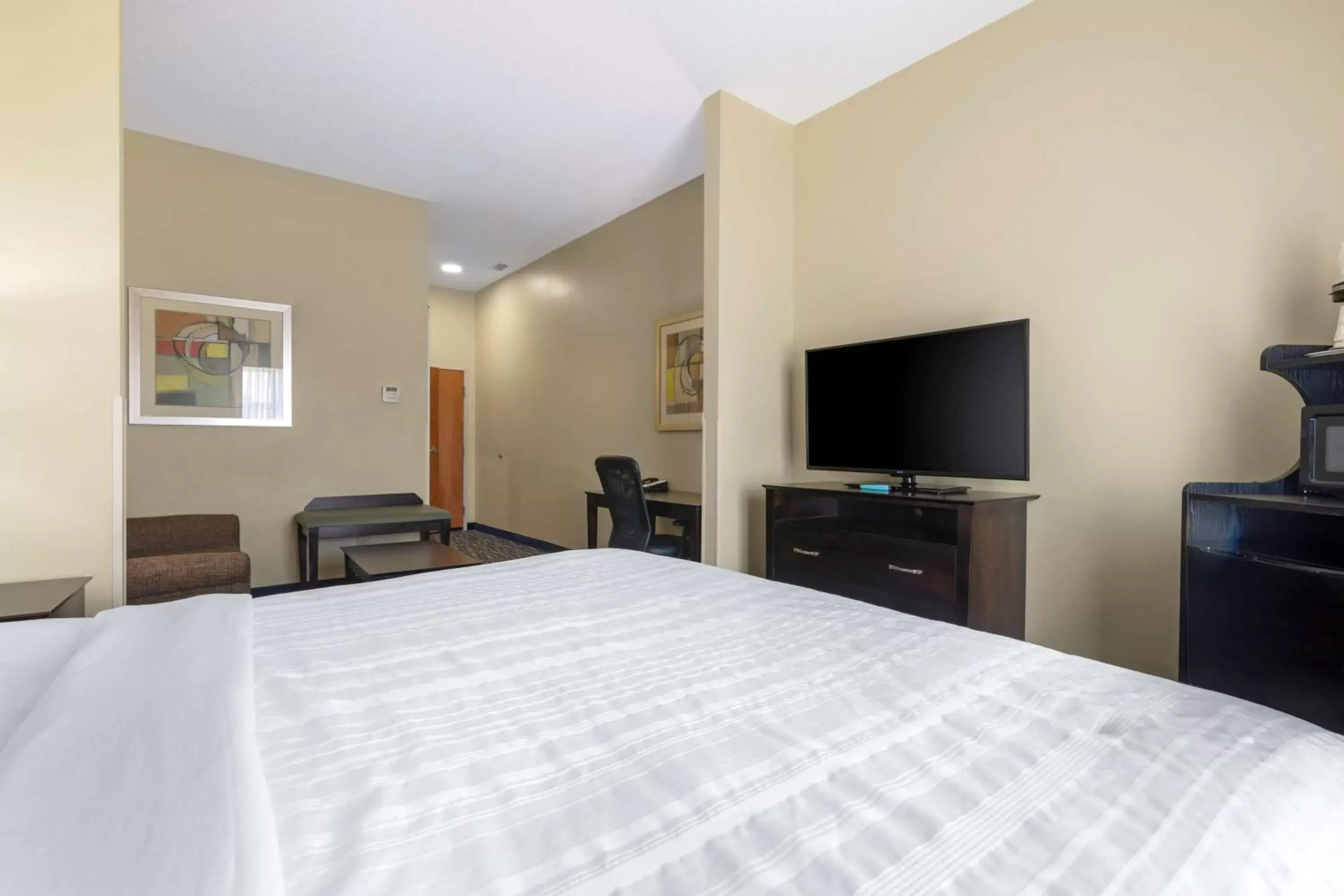 Bedroom, Bed in Best Western Plus Brunswick Inn & Suites