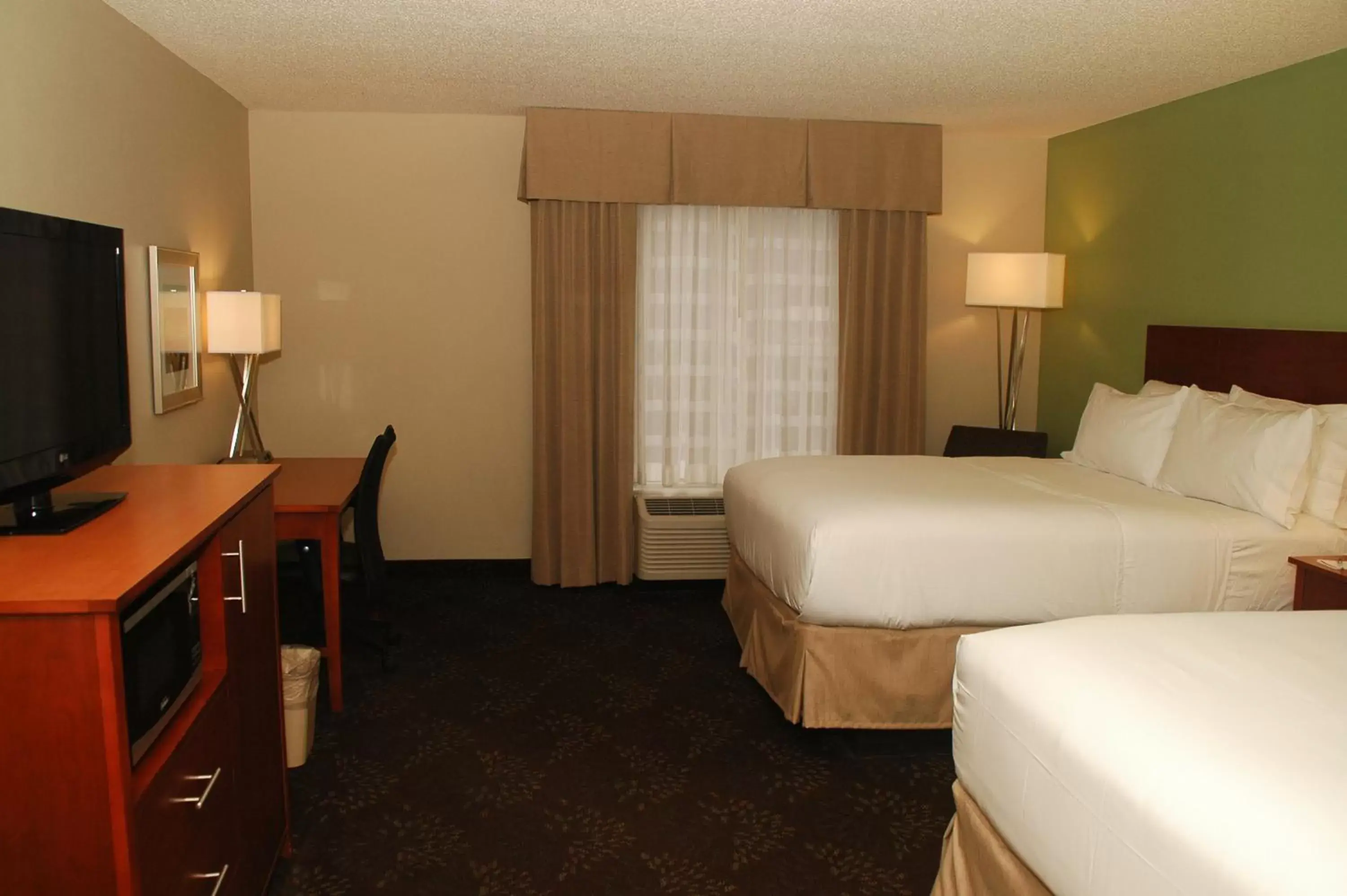 Photo of the whole room, Bed in Holiday Inn Express Birmingham Irondale East, an IHG Hotel