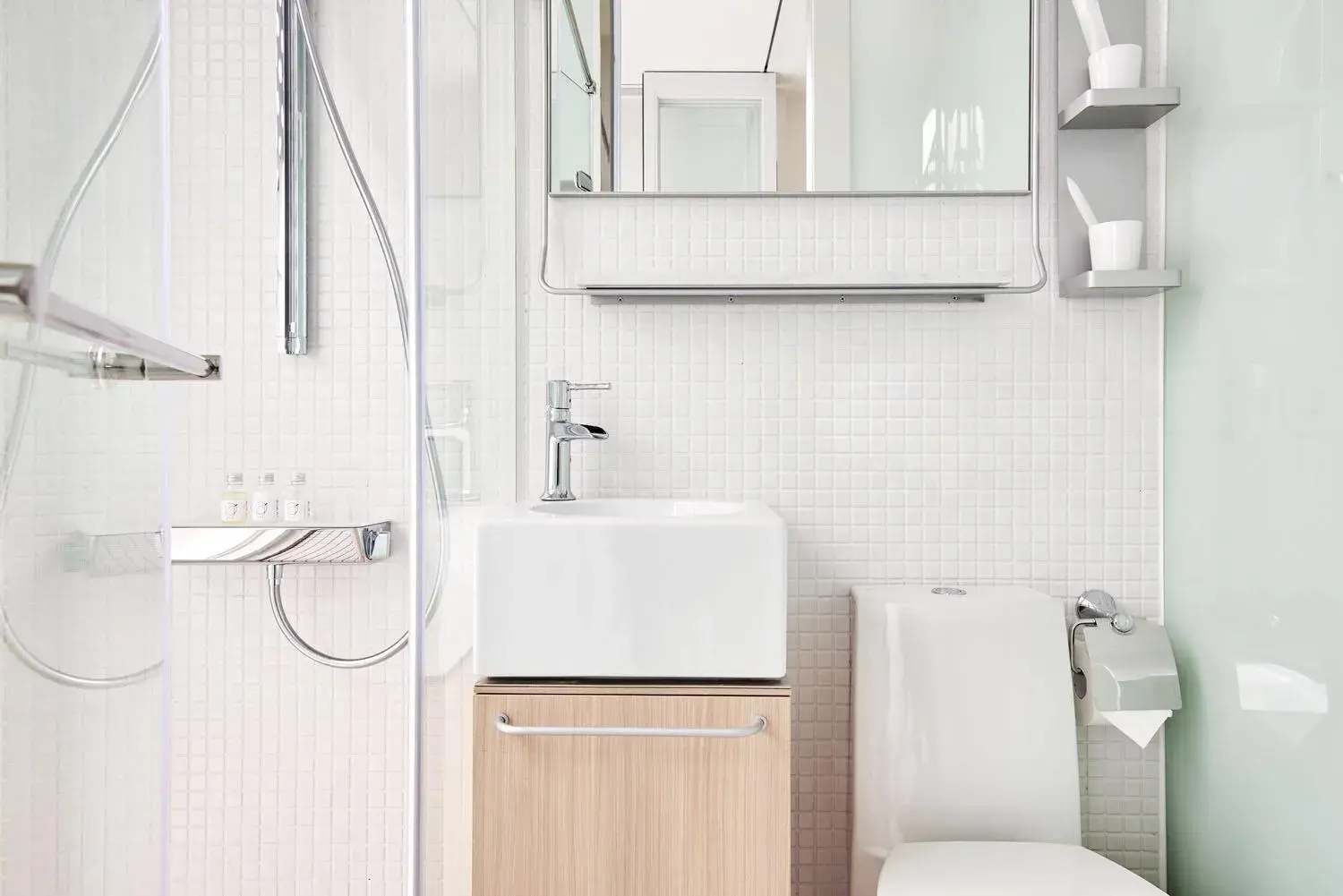 Shower, Bathroom in hotelpoispois