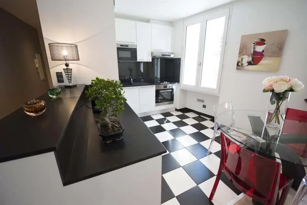 Living room, Kitchen/Kitchenette in Hypercentre Smart Flat