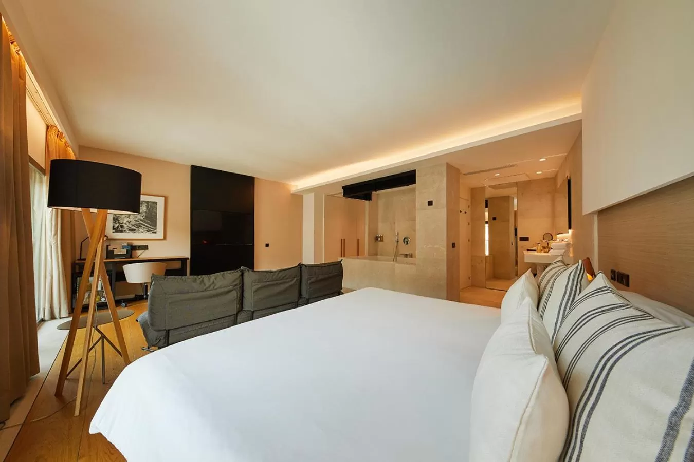 Photo of the whole room, Bed in Nakar Hotel