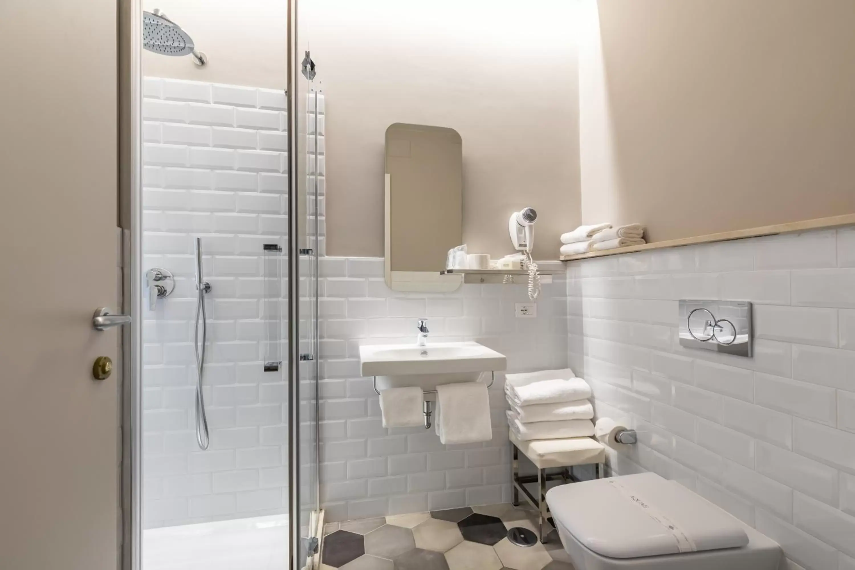 Shower, Bathroom in Hotel La Rovere