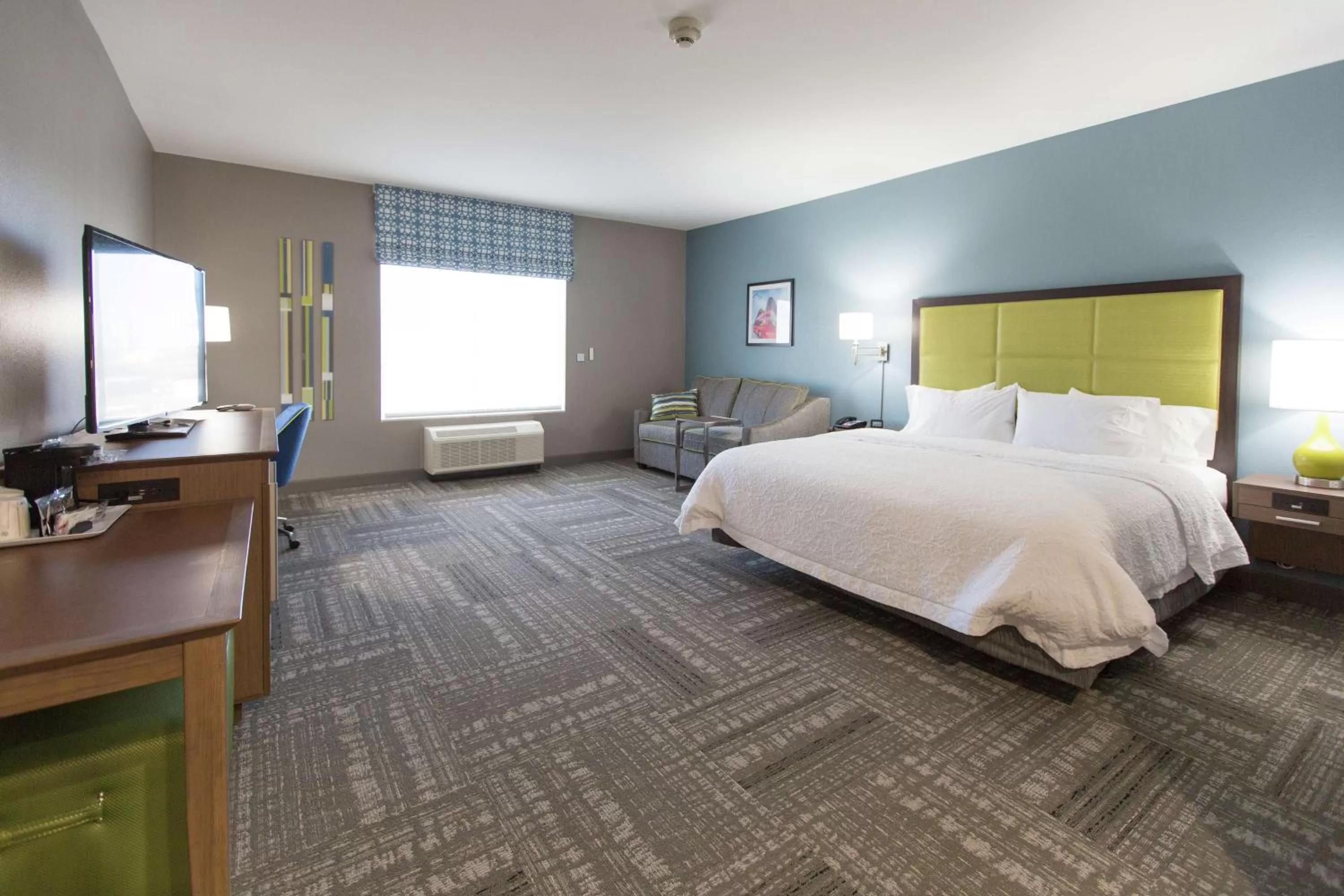 Bedroom, Bed in Hampton Inn & Suites Stroud